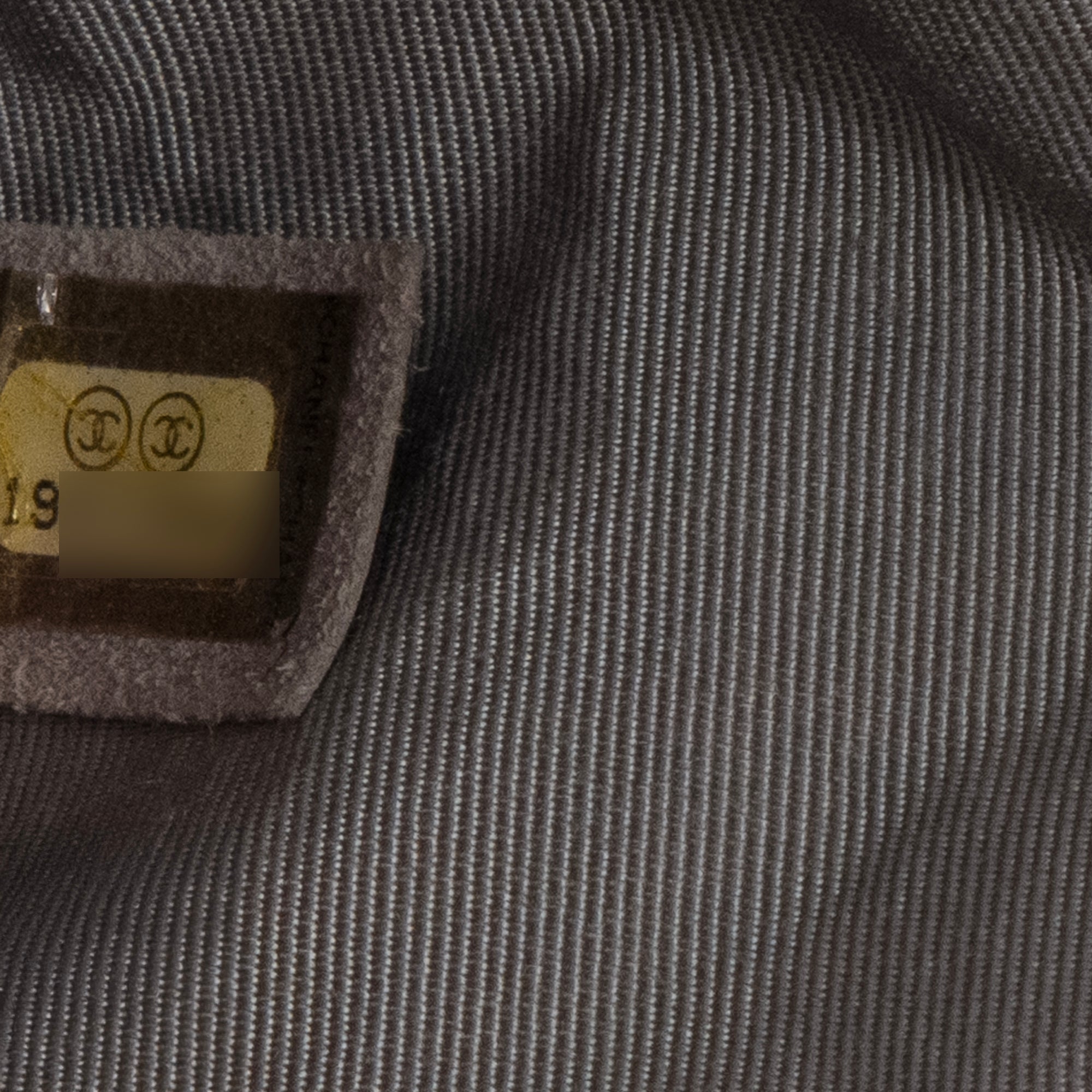 CHANEL - Sac à épaule Classique/Timeless Chanel en cuir perforé argenté