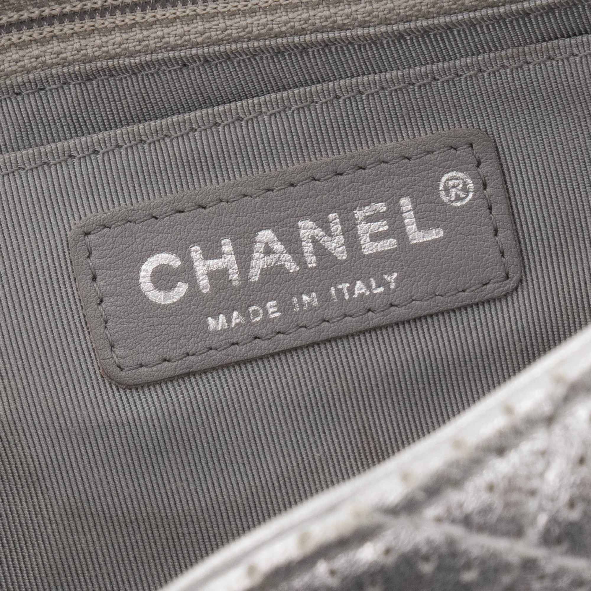 CHANEL - Sac à épaule Classique/Timeless Chanel en cuir perforé argenté