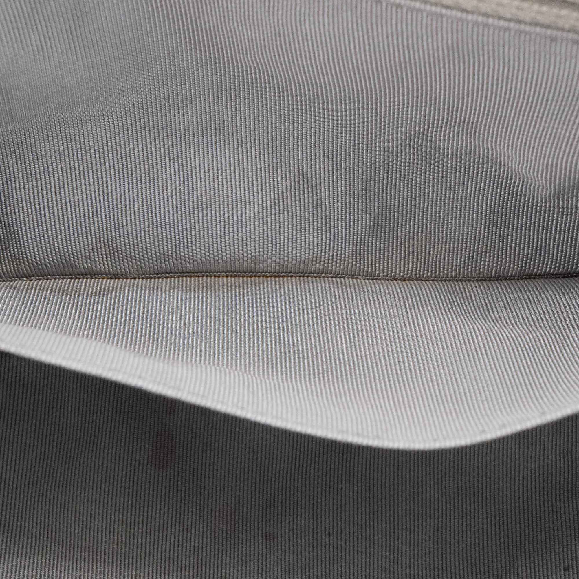 CHANEL - Sac à épaule Classique/Timeless Chanel en cuir perforé argenté