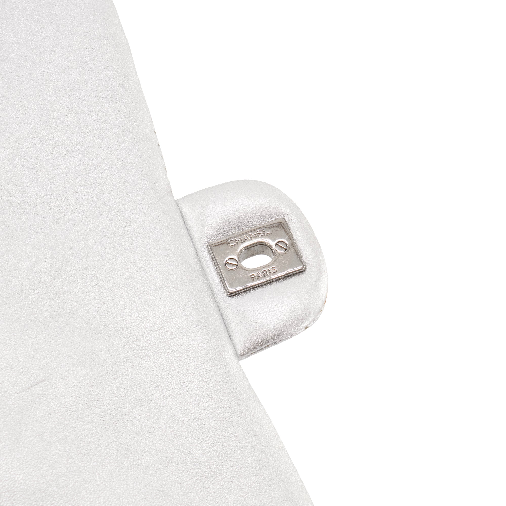 CHANEL - Sac à épaule Classique/Timeless Chanel en cuir perforé argenté