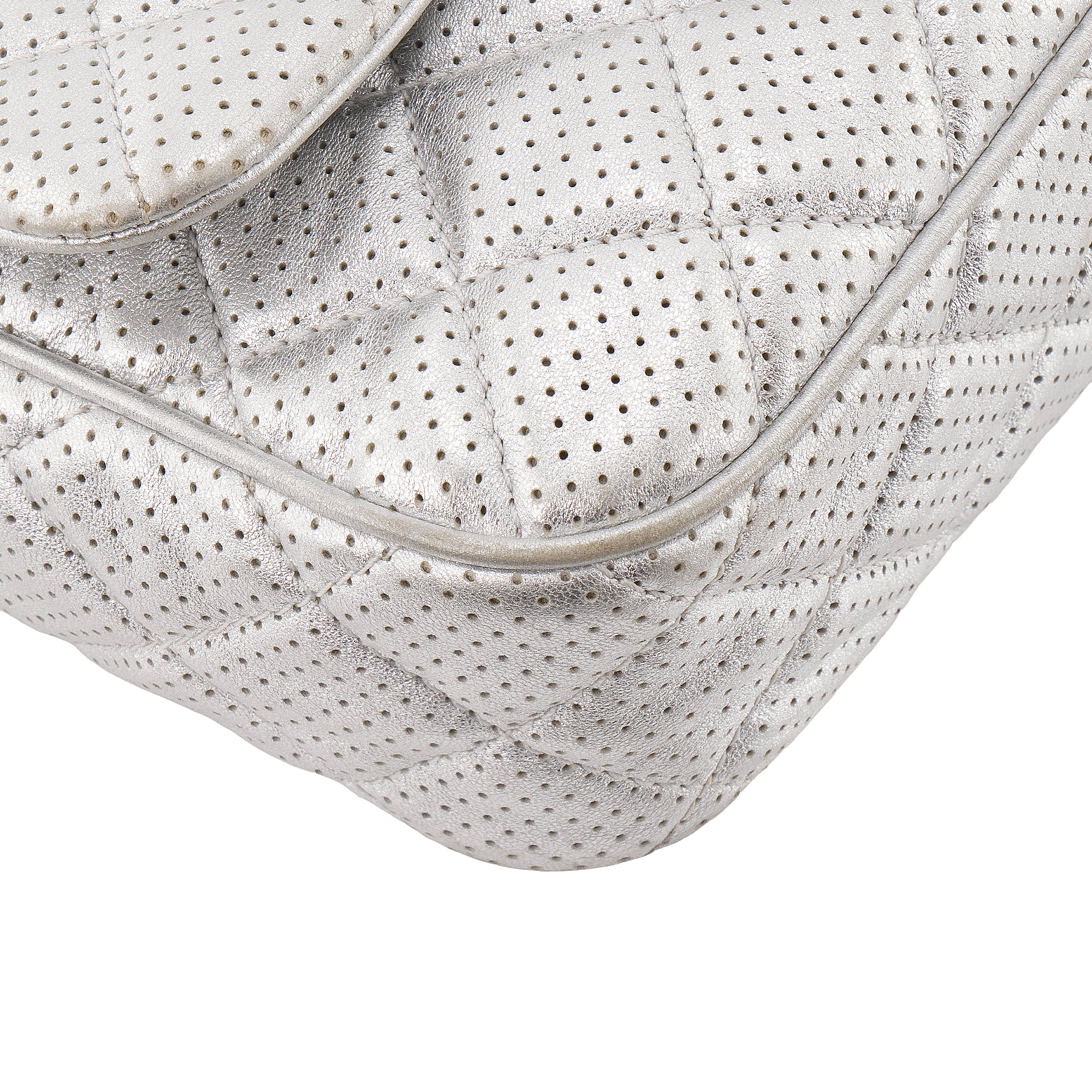 CHANEL - Sac à épaule Classique/Timeless Chanel en cuir perforé argenté