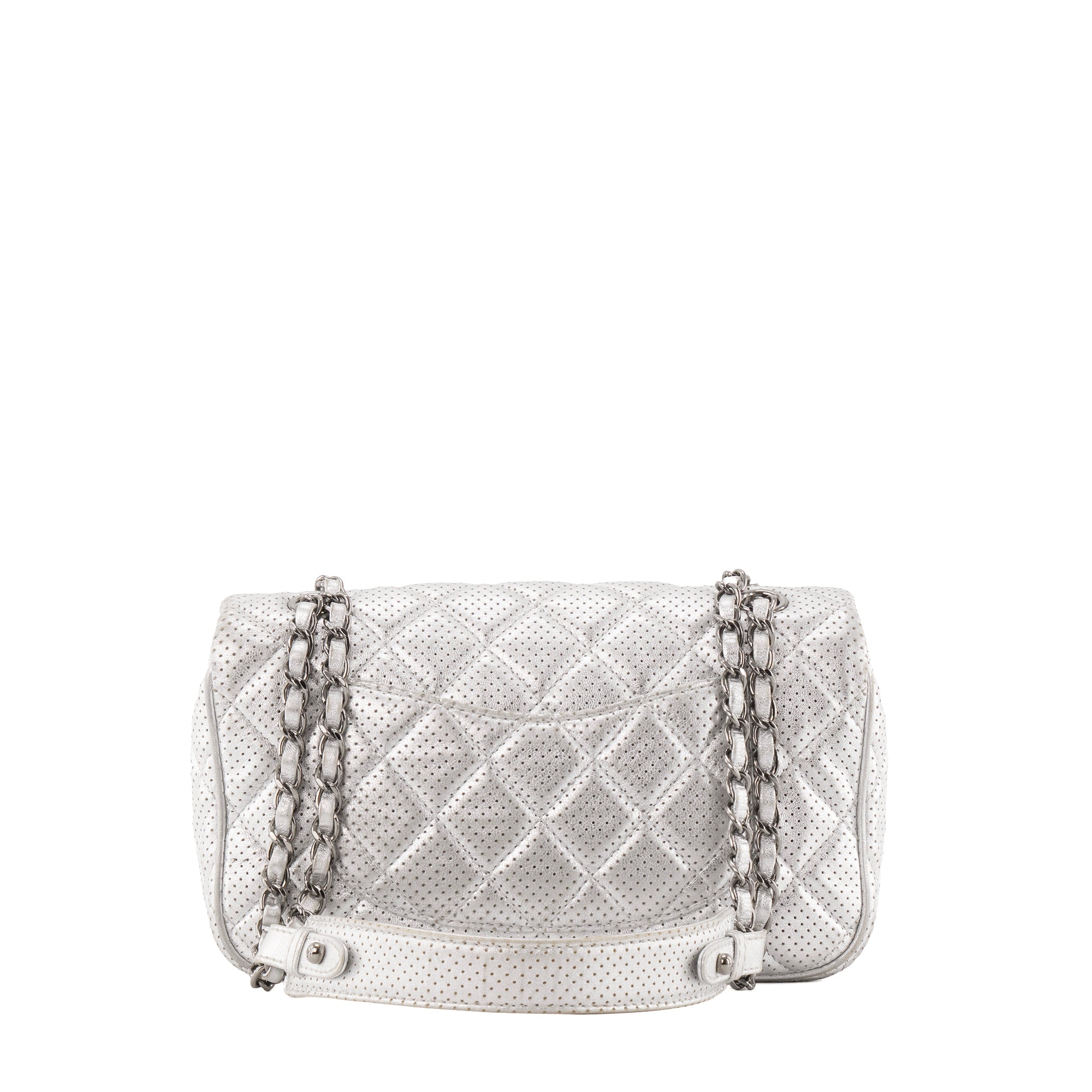CHANEL - Sac à épaule Classique/Timeless Chanel en cuir perforé argenté