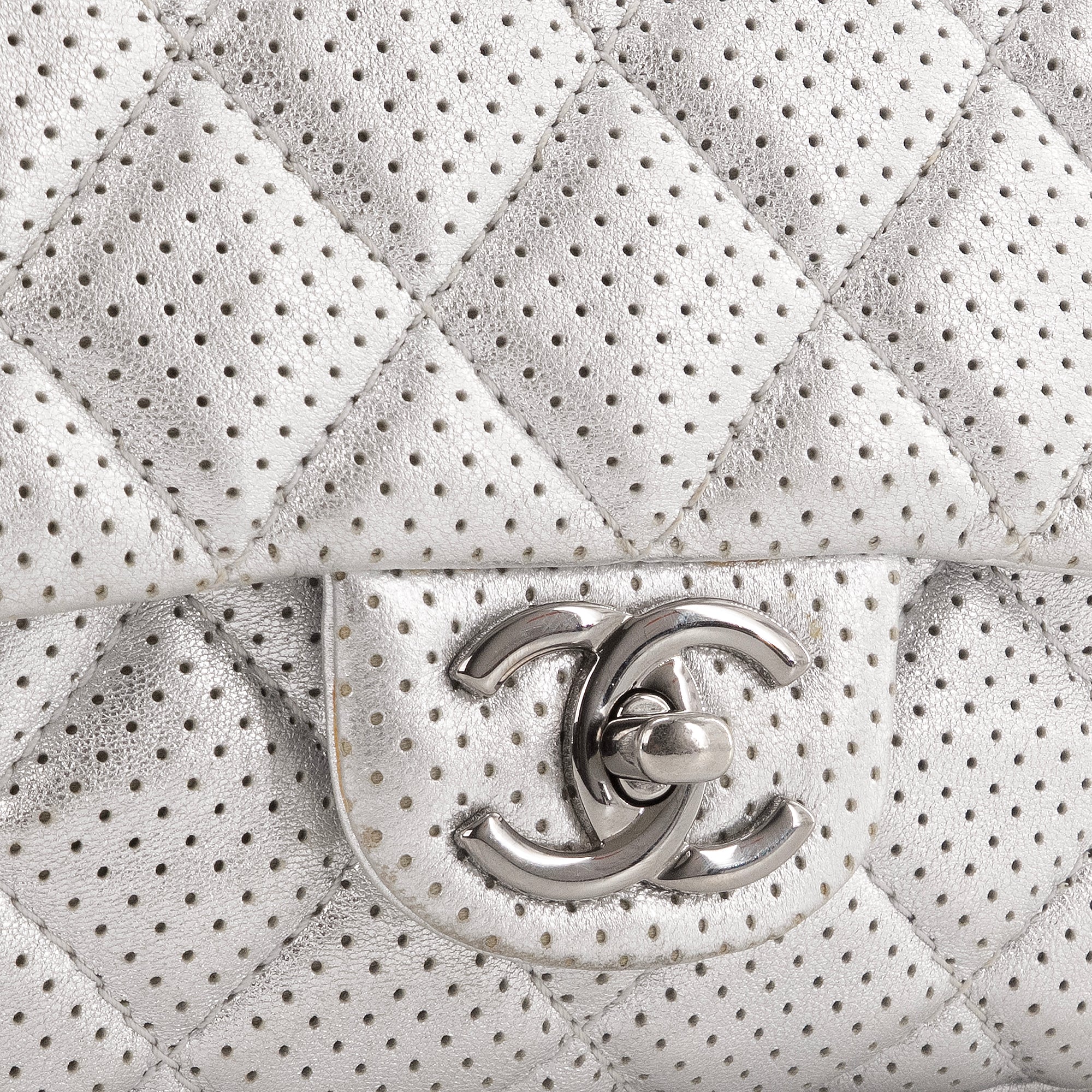 CHANEL - Sac à épaule Classique/Timeless Chanel en cuir perforé argenté