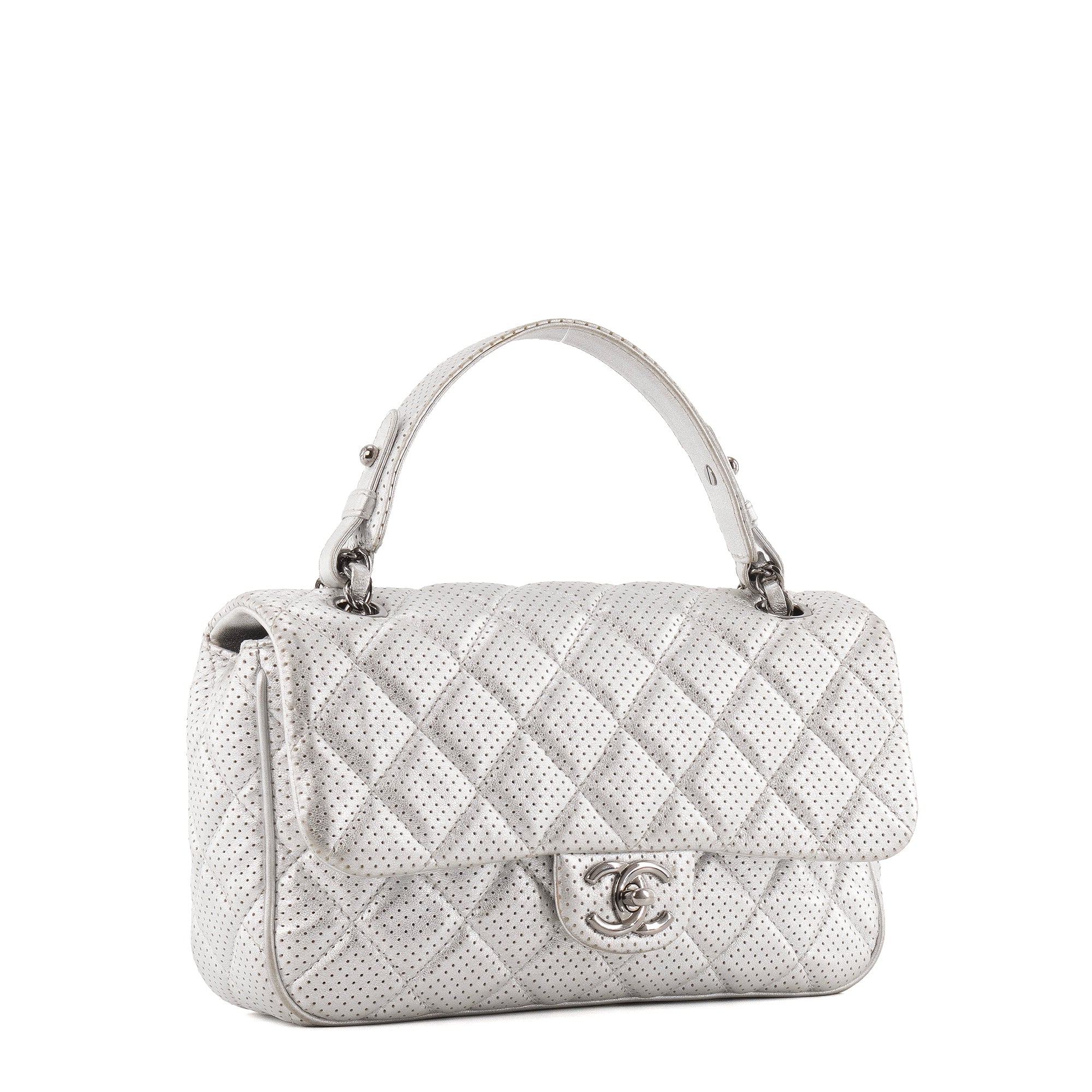 CHANEL - Sac à épaule Classique/Timeless Chanel en cuir perforé argenté