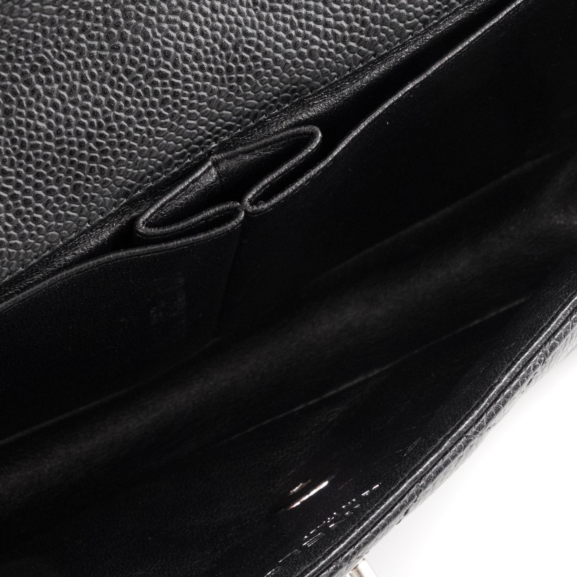 CHANEL - Sac à épaule Classique/Timeless East West Chanel en cuir caviar noir