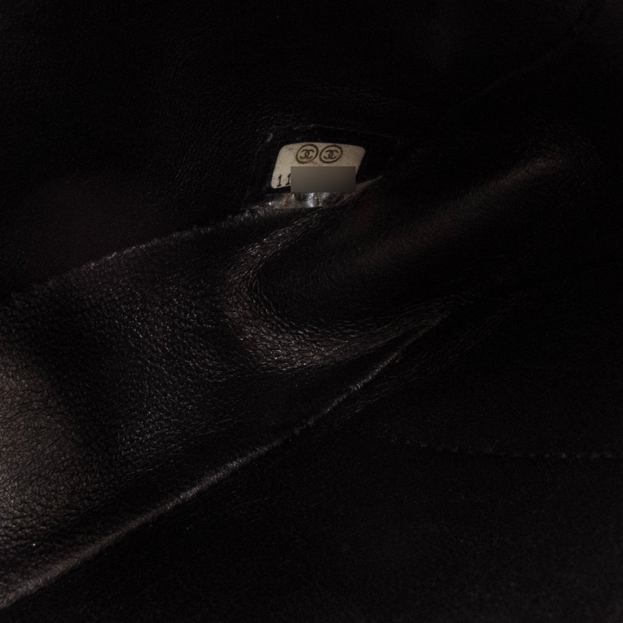 CHANEL - Sac à épaule Classique/Timeless East West Chanel en cuir caviar noir