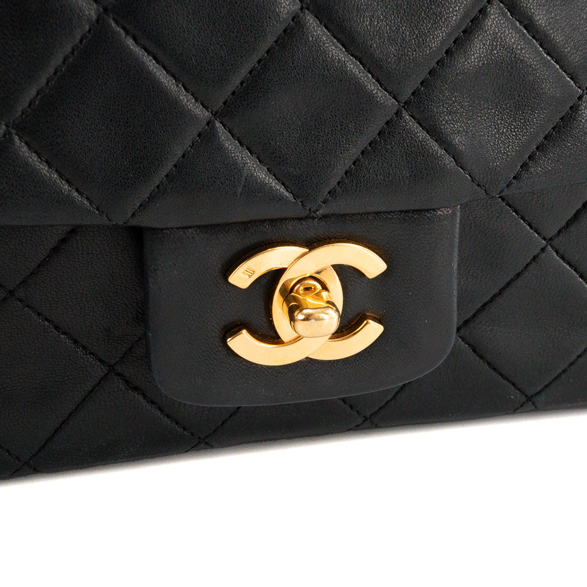 CHANEL - Sac à épaule Classique/Timeless Simple Flap Chanel en cuir lisse noir vintage