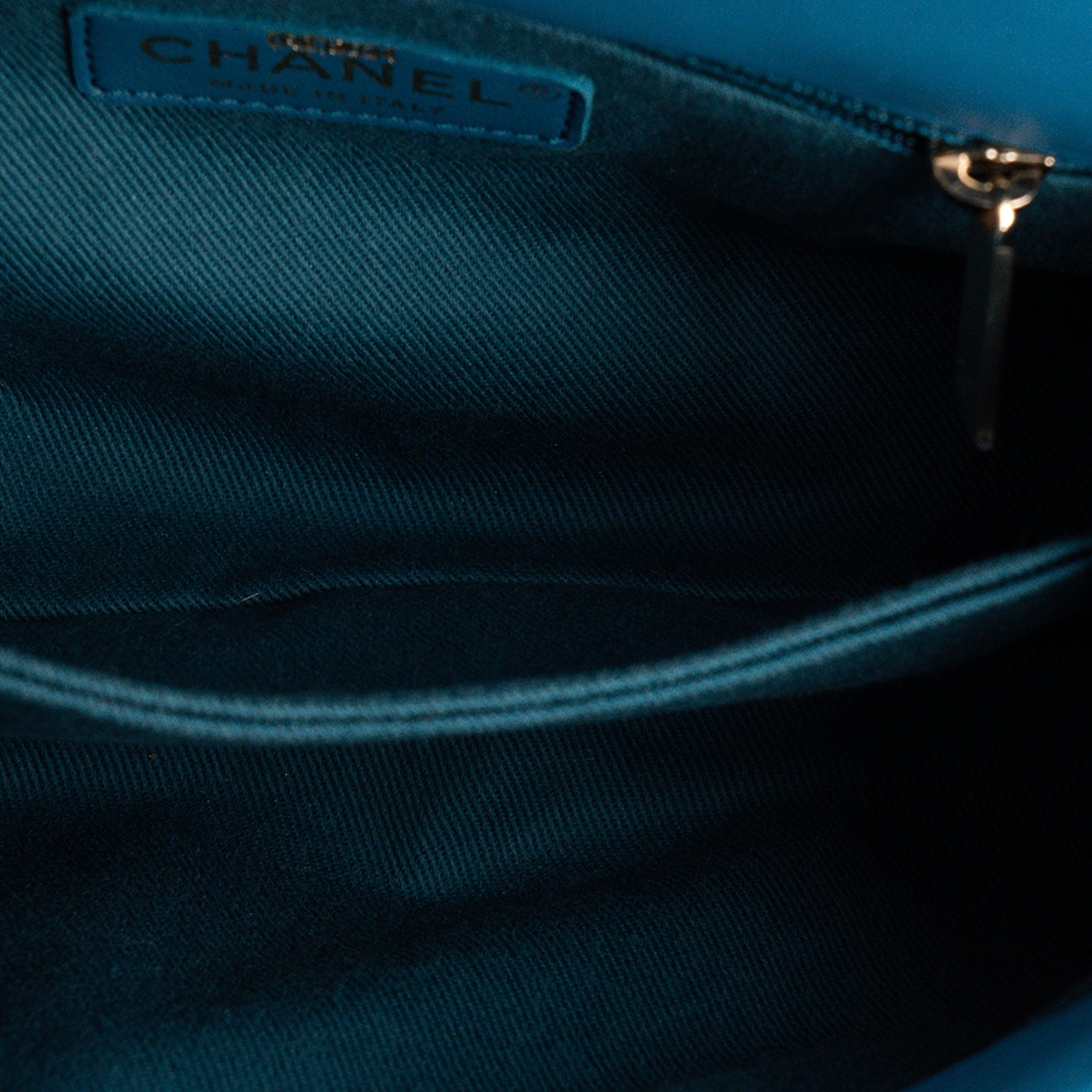 CHANEL - Sac à épaule Coco Handle Chanel en shearling chevron et cuir bleu