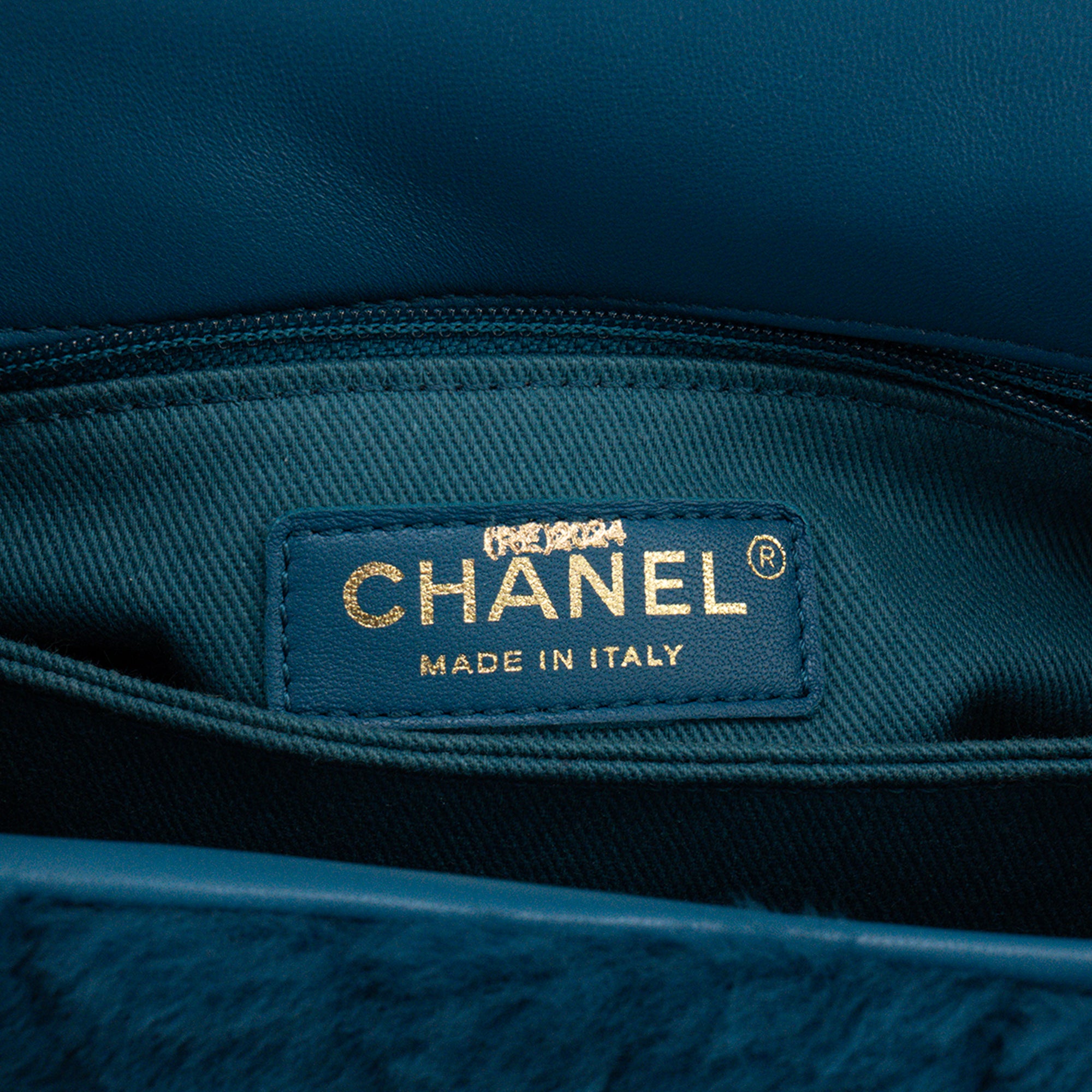 CHANEL - Sac à épaule Coco Handle Chanel en shearling chevron et cuir bleu