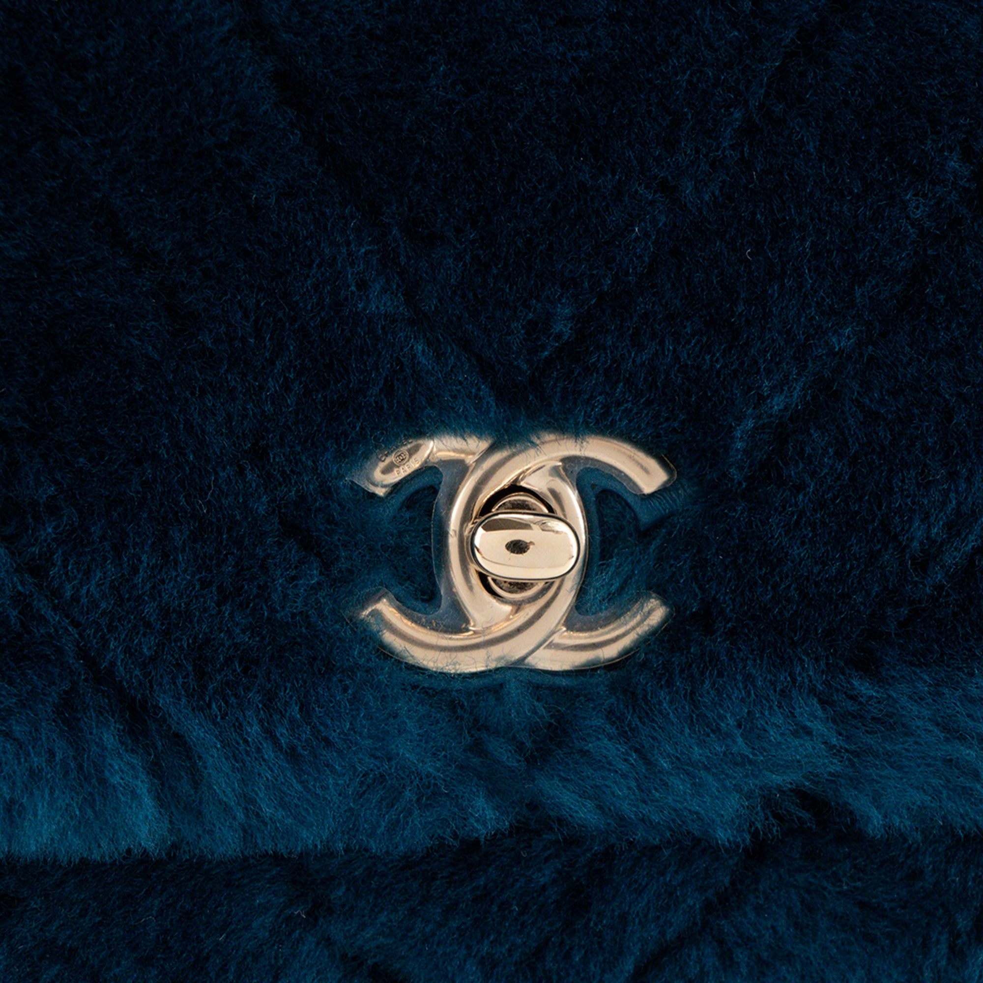 CHANEL - Sac à épaule Coco Handle Chanel en shearling chevron et cuir bleu