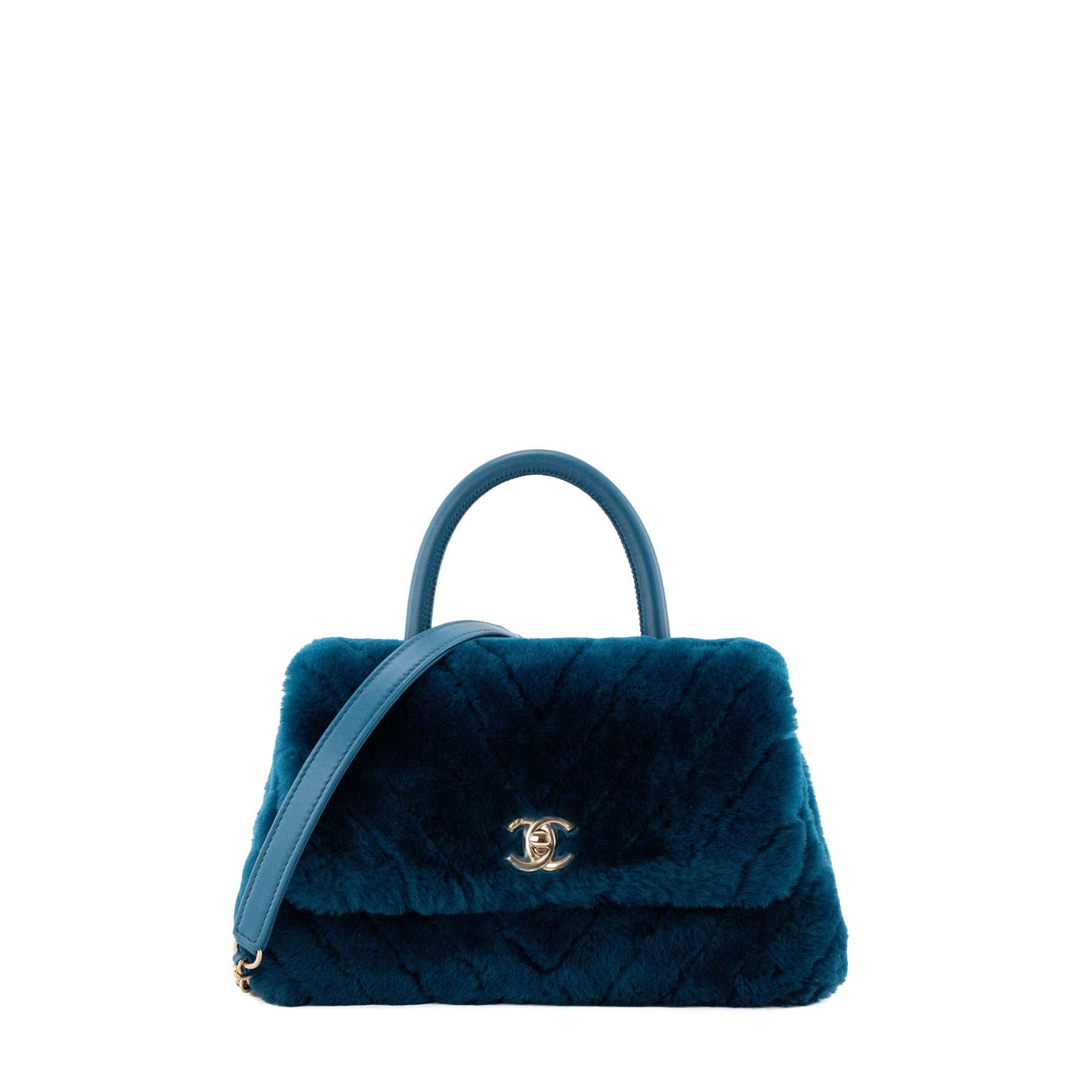 CHANEL - Sac à épaule Coco Handle Chanel en shearling chevron et cuir bleu