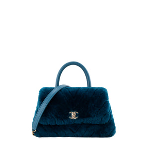 CHANEL - Sac à épaule Coco Handle Chanel en shearling chevron et cuir bleu