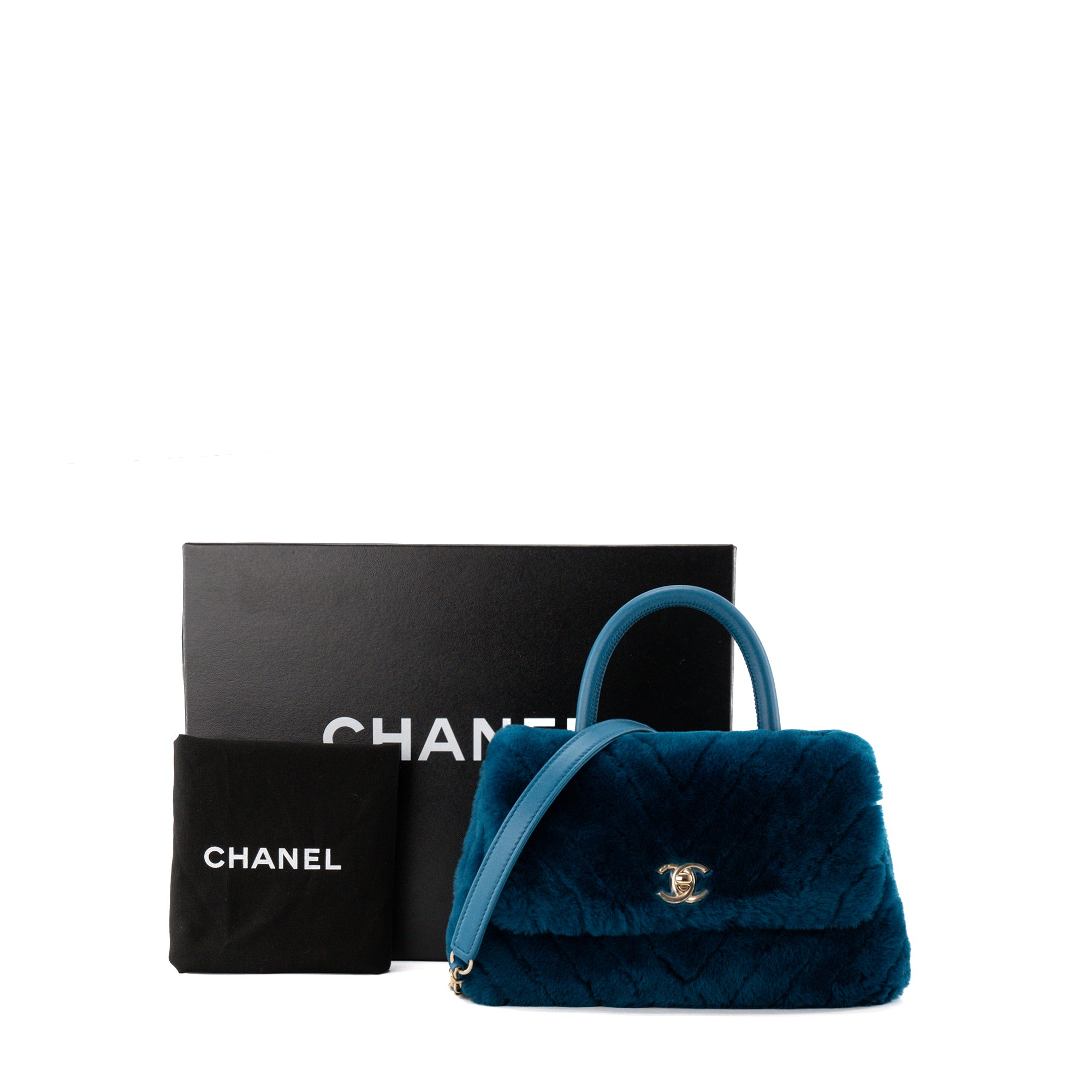 CHANEL - Sac à épaule Coco Handle Chanel en shearling chevron et cuir bleu