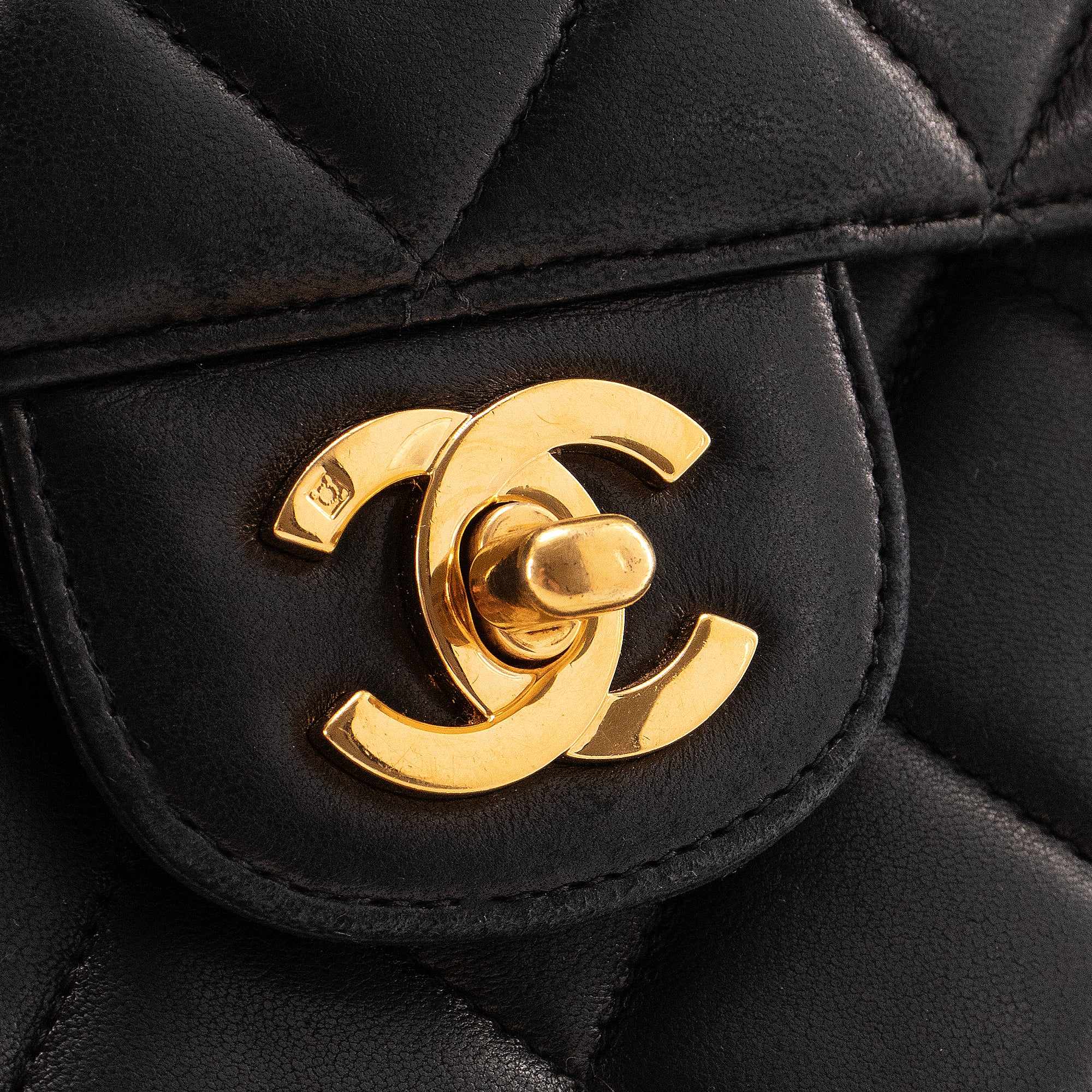 CHANEL - Sac à épaule Double Face Chanel en cuir lisse noir vintage