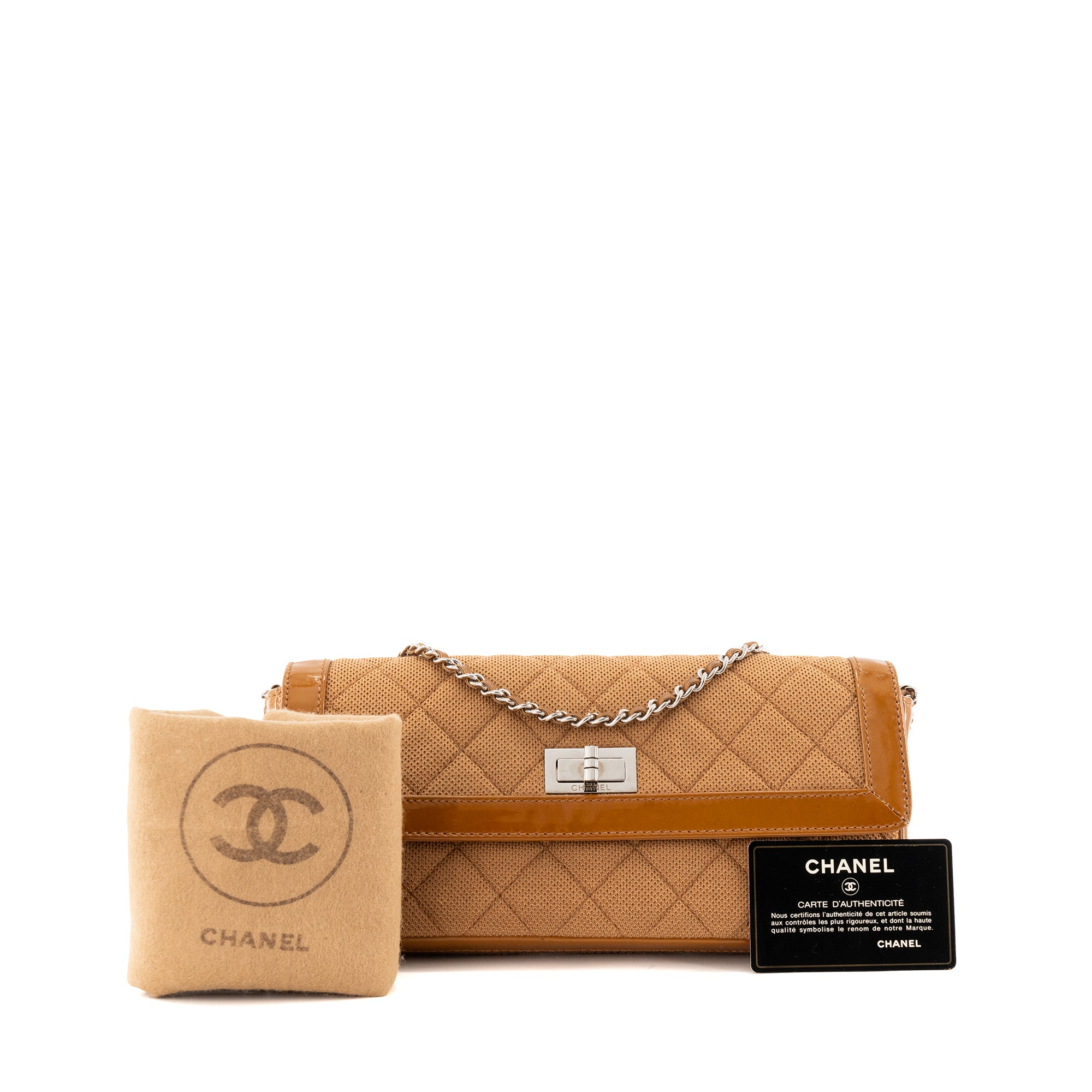 CHANEL - Sac à épaule East West Chocolate Bar Chanel en cuir verni et jersey marron