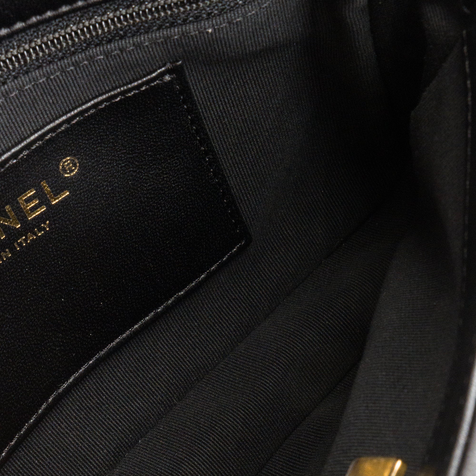 CHANEL - Sac à épaule Funky Town Chanel en cuir lisse noir