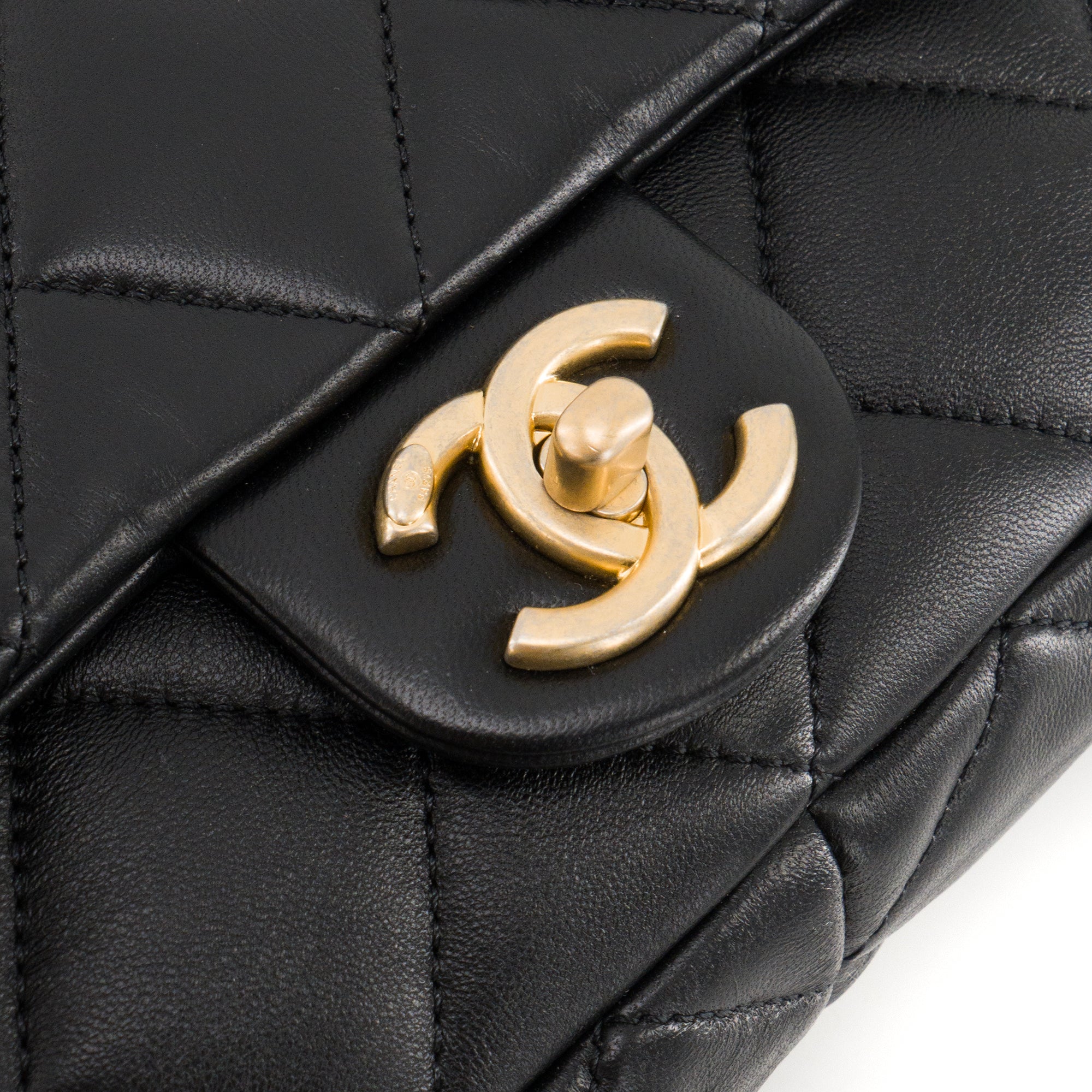 CHANEL - Sac à épaule Funky Town Chanel en cuir lisse noir