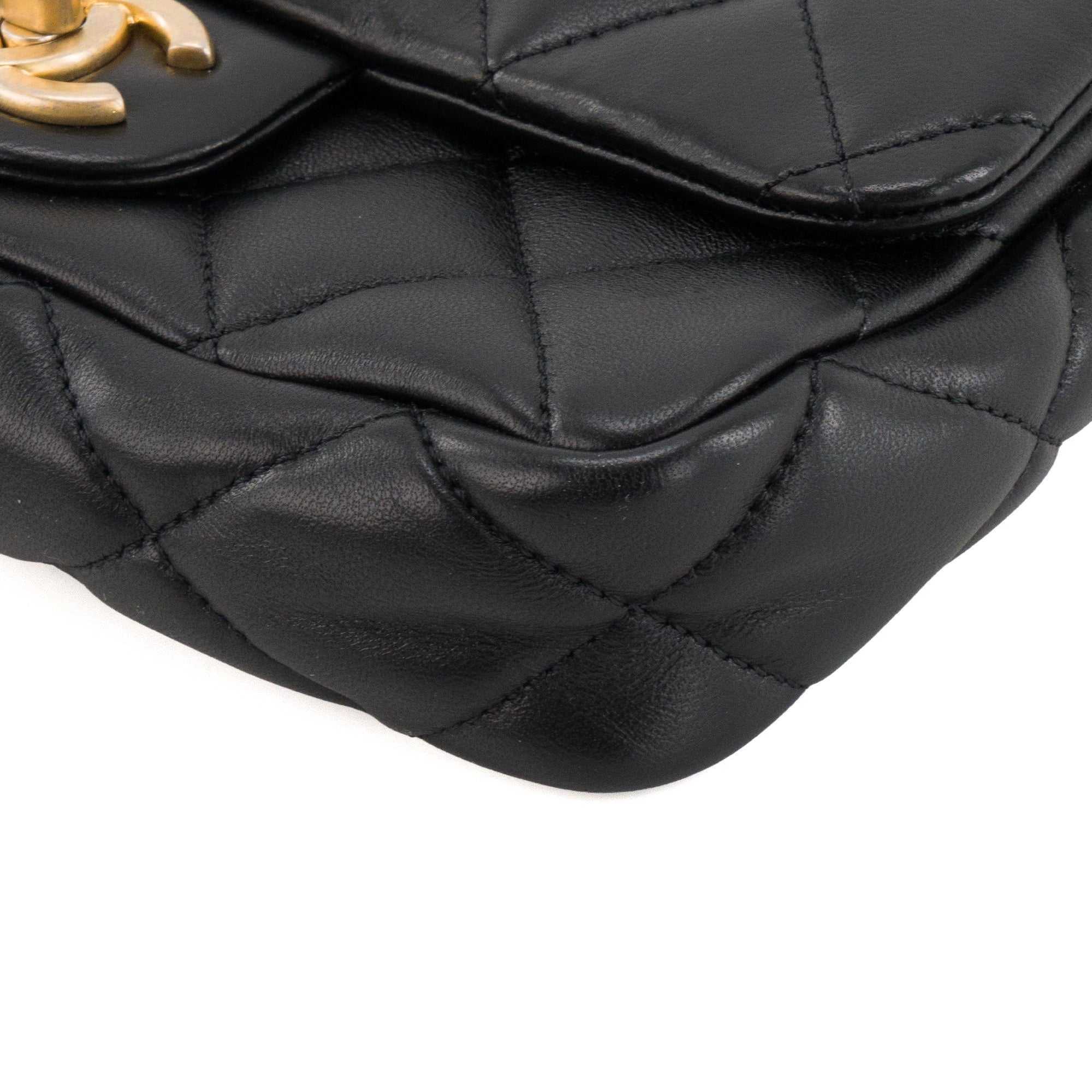 CHANEL - Sac à épaule Funky Town Chanel en cuir lisse noir