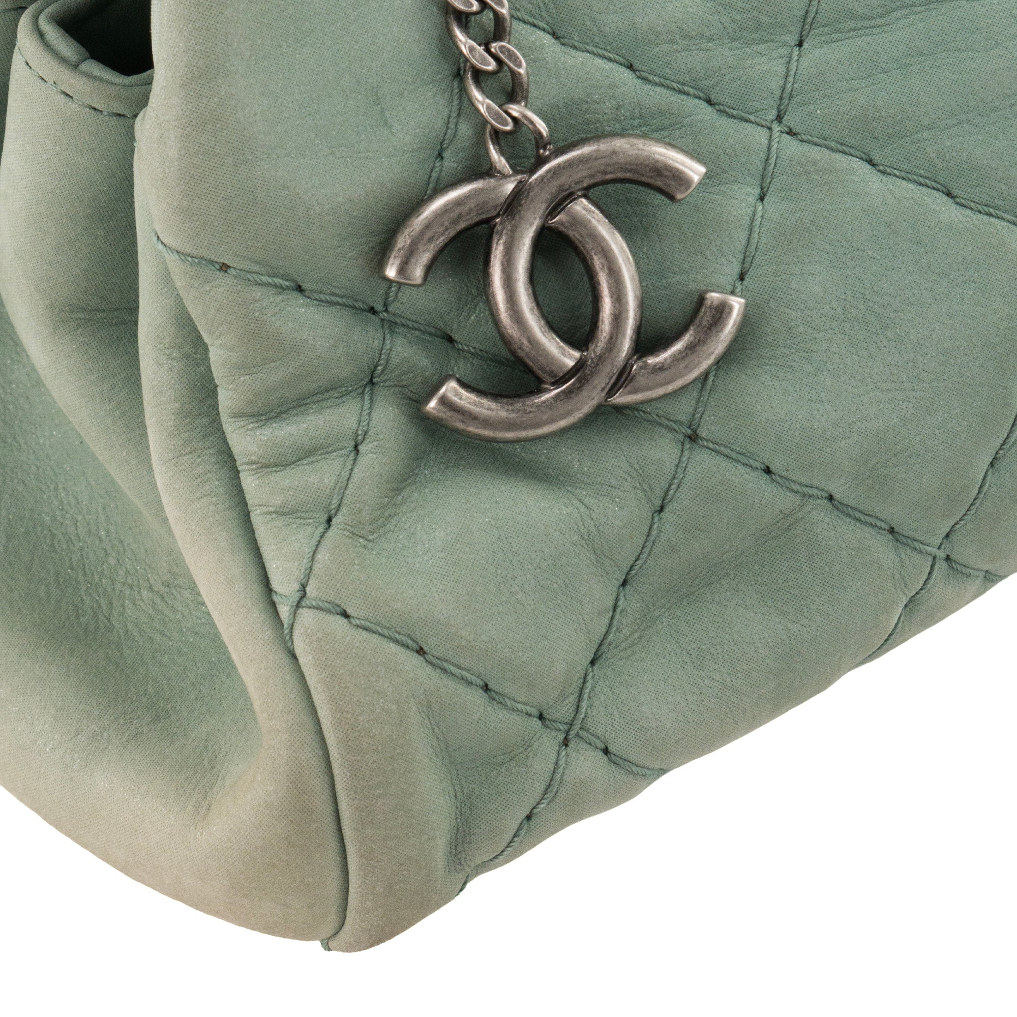 CHANEL - Sac à épaule Mademoiselle Chanel en cuir lisse vert