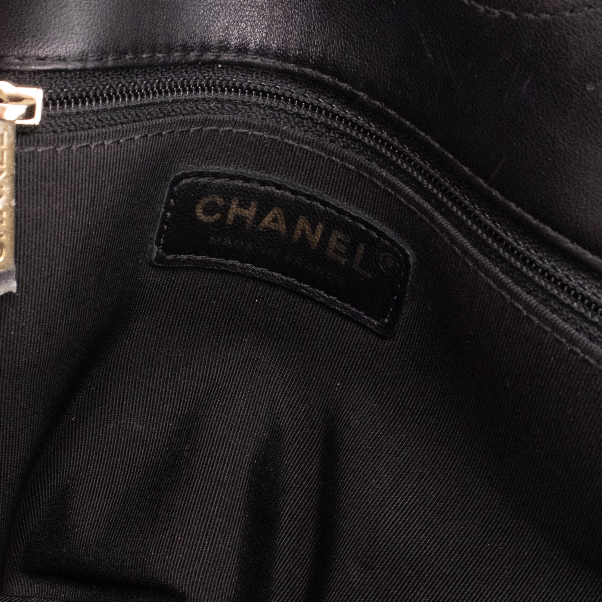 CHANEL - Sac à épaule Pagoda Accordéon Chanel en cuir verni noir