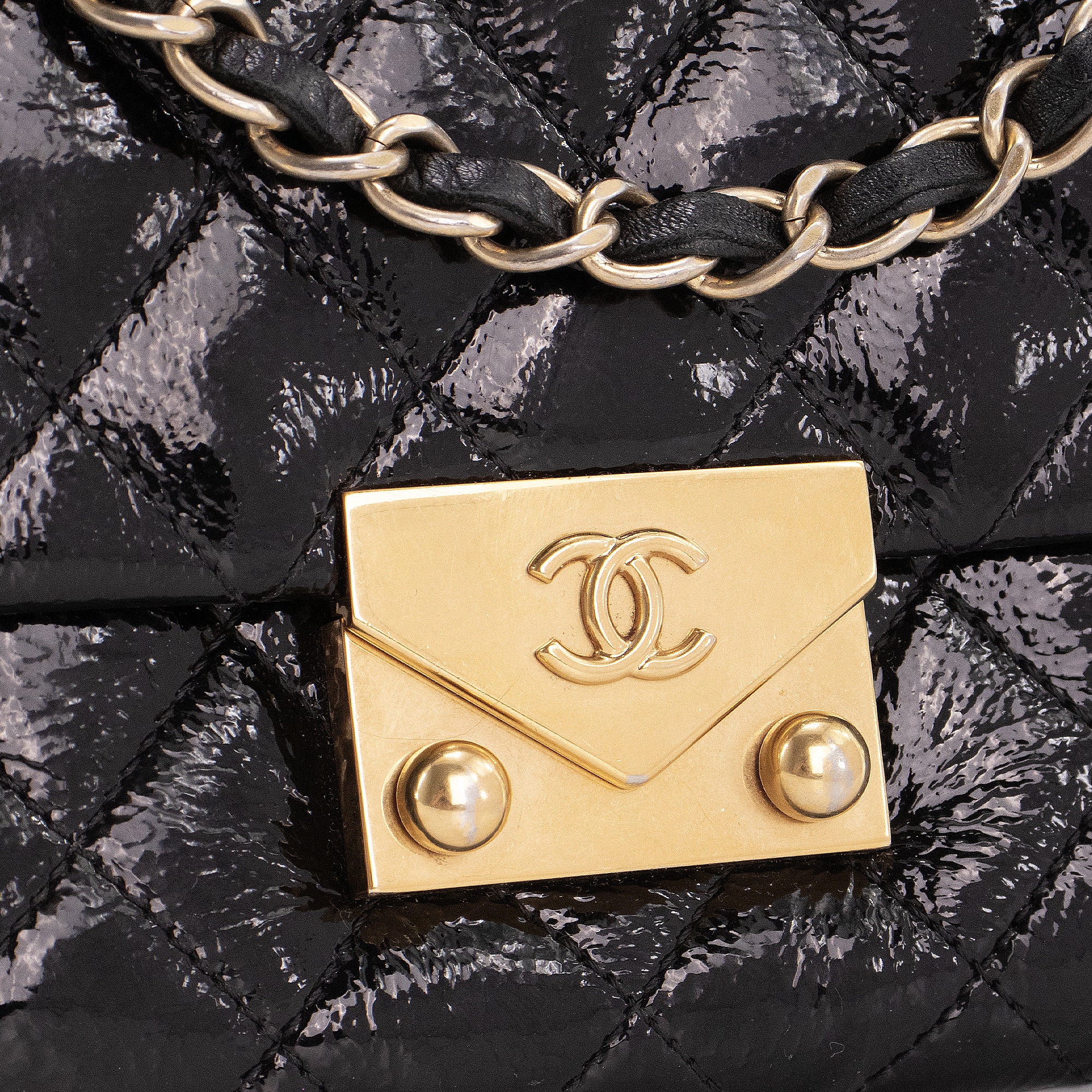 CHANEL - Sac à épaule Pagoda Accordéon Chanel en cuir verni noir