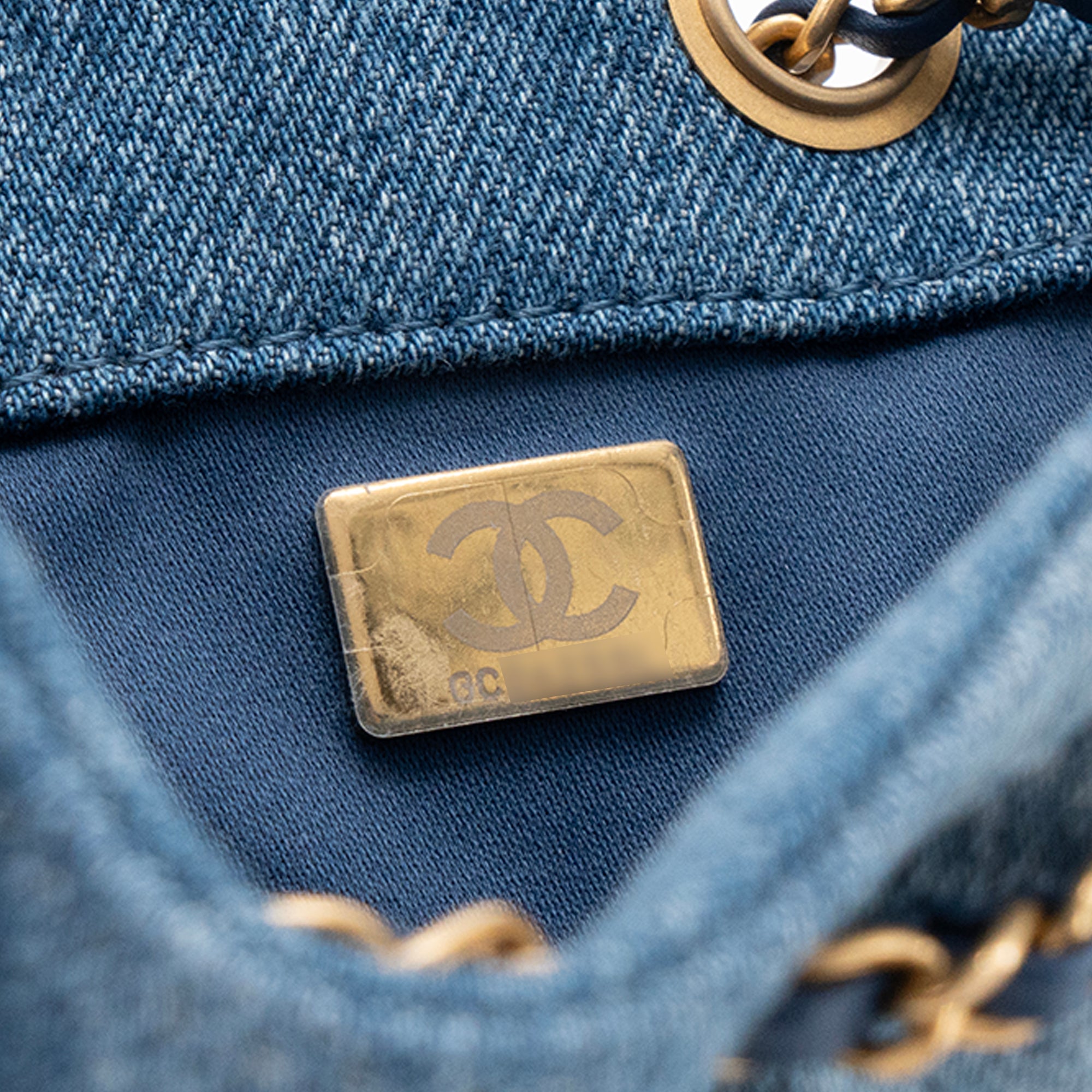 CHANEL - Sac à épaule Chanel 25 small en denim bleu
