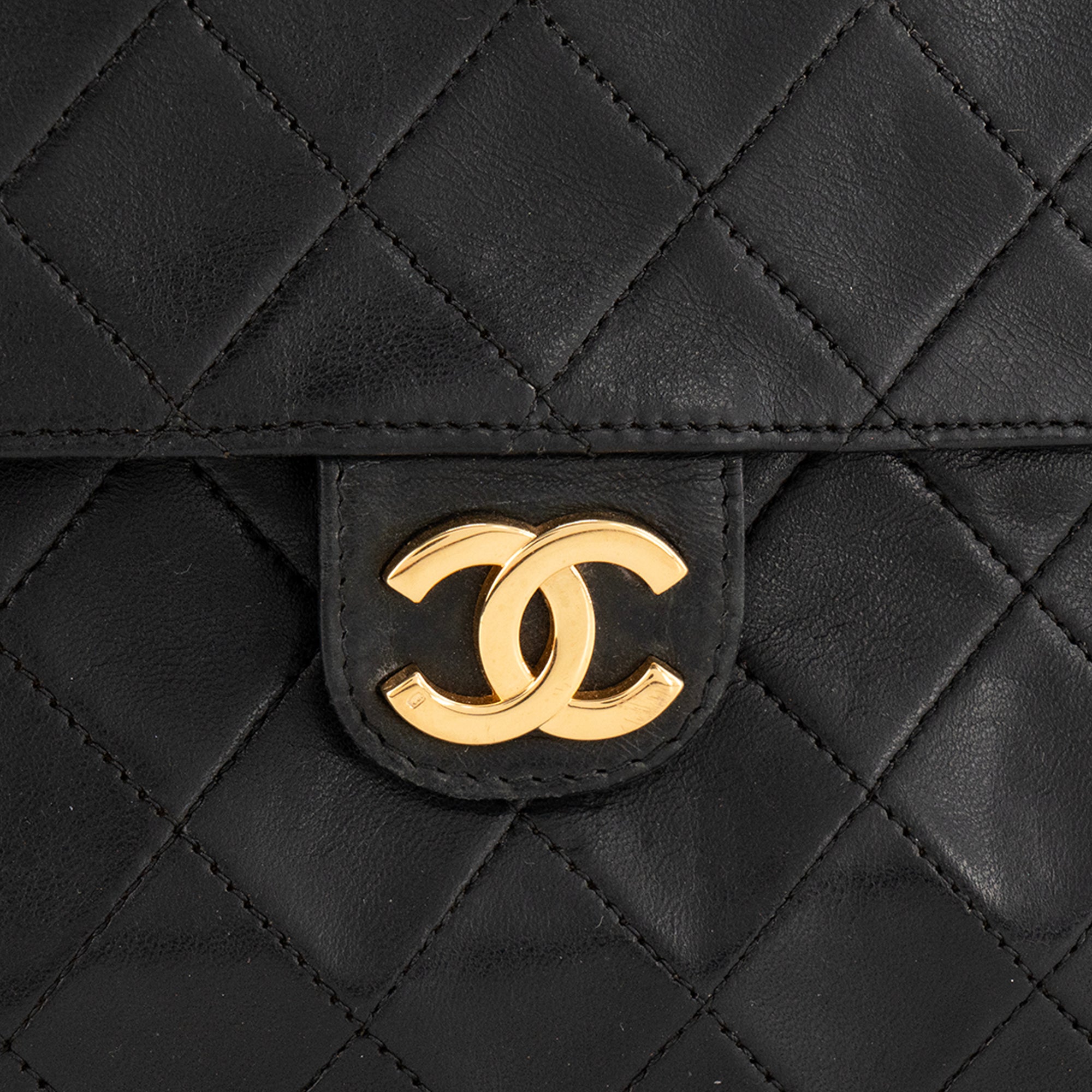 CHANEL - Sac à épaule Classique/Timeless Simple Flap Chanel en cuir lisse noir vintage