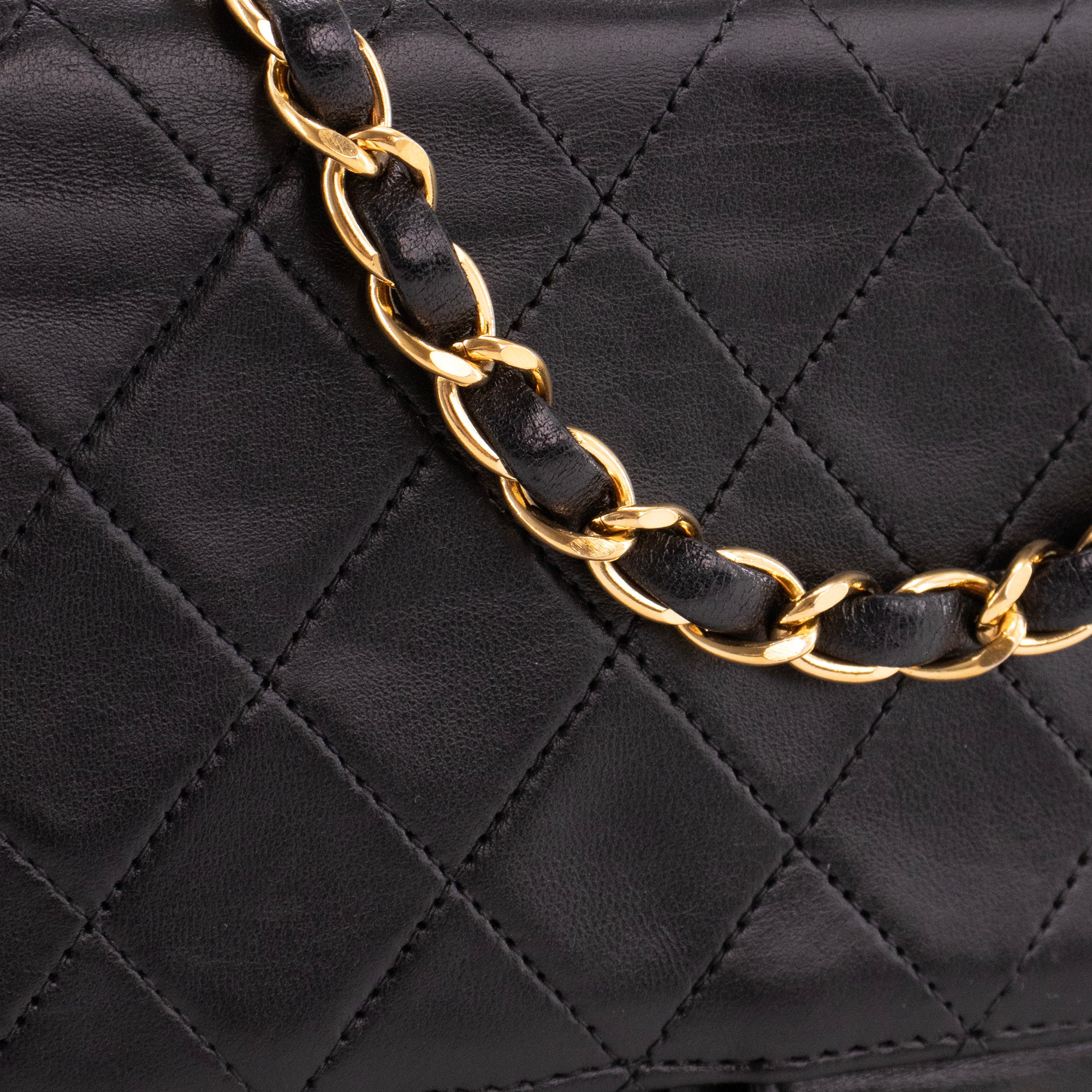 CHANEL - Sac à épaule Simple Rabat Chanel en cuir lisse noir vintage