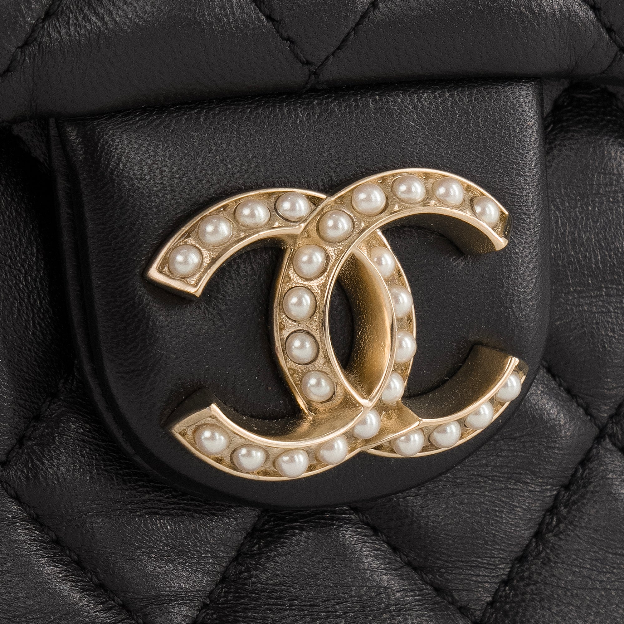 CHANEL - Sac à épaule Westminster Pearl Chanel en cuir lisse noir