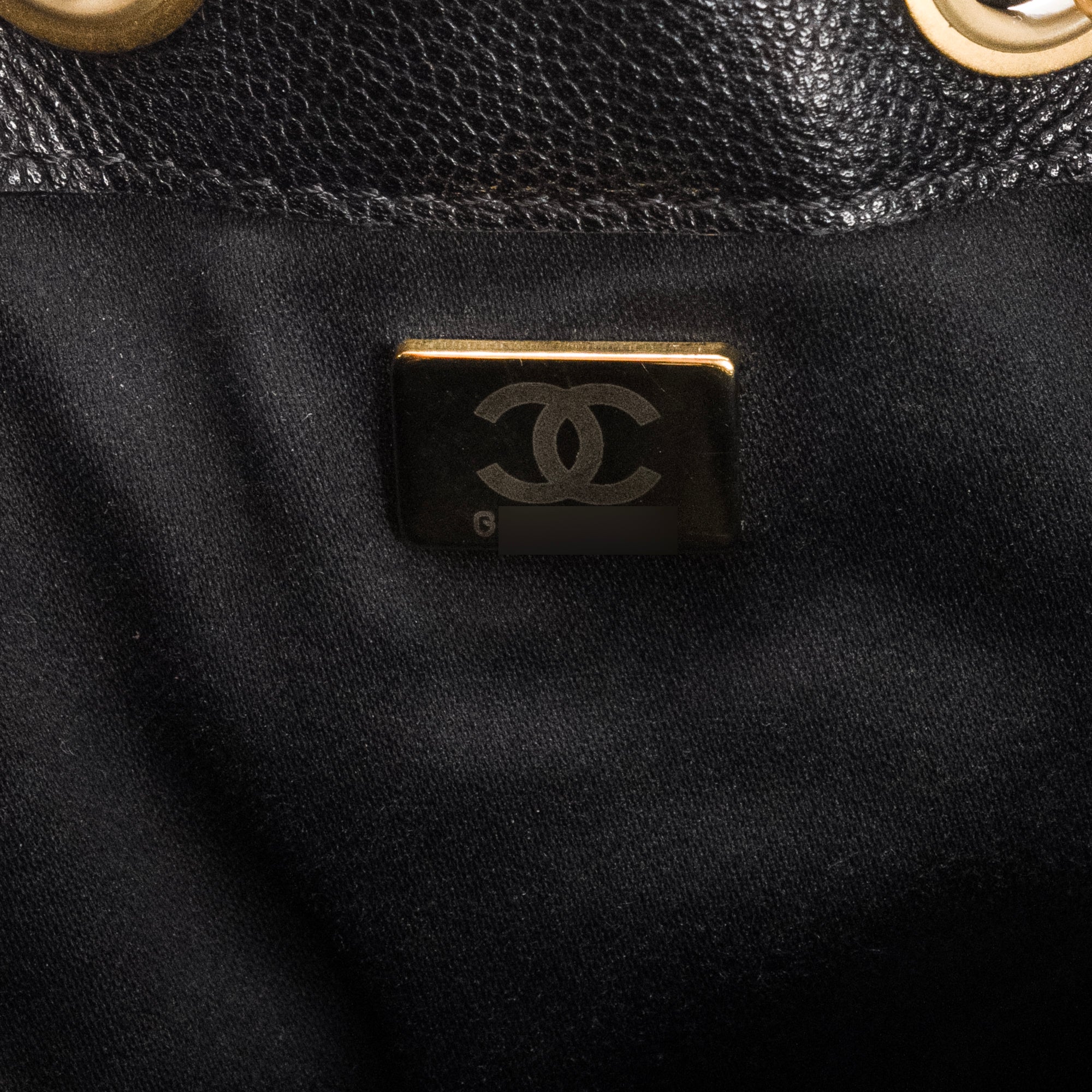 CHANEL - Sac à main 25 Chanel en cuir caviar noir