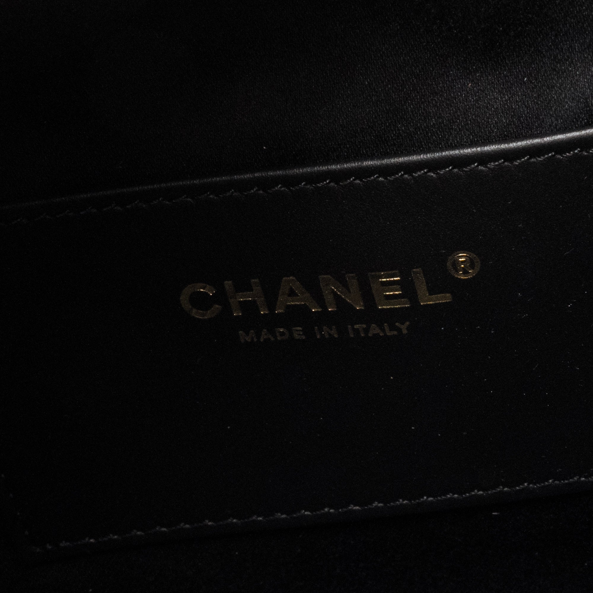 CHANEL - Sac à main 25 Chanel en cuir caviar noir