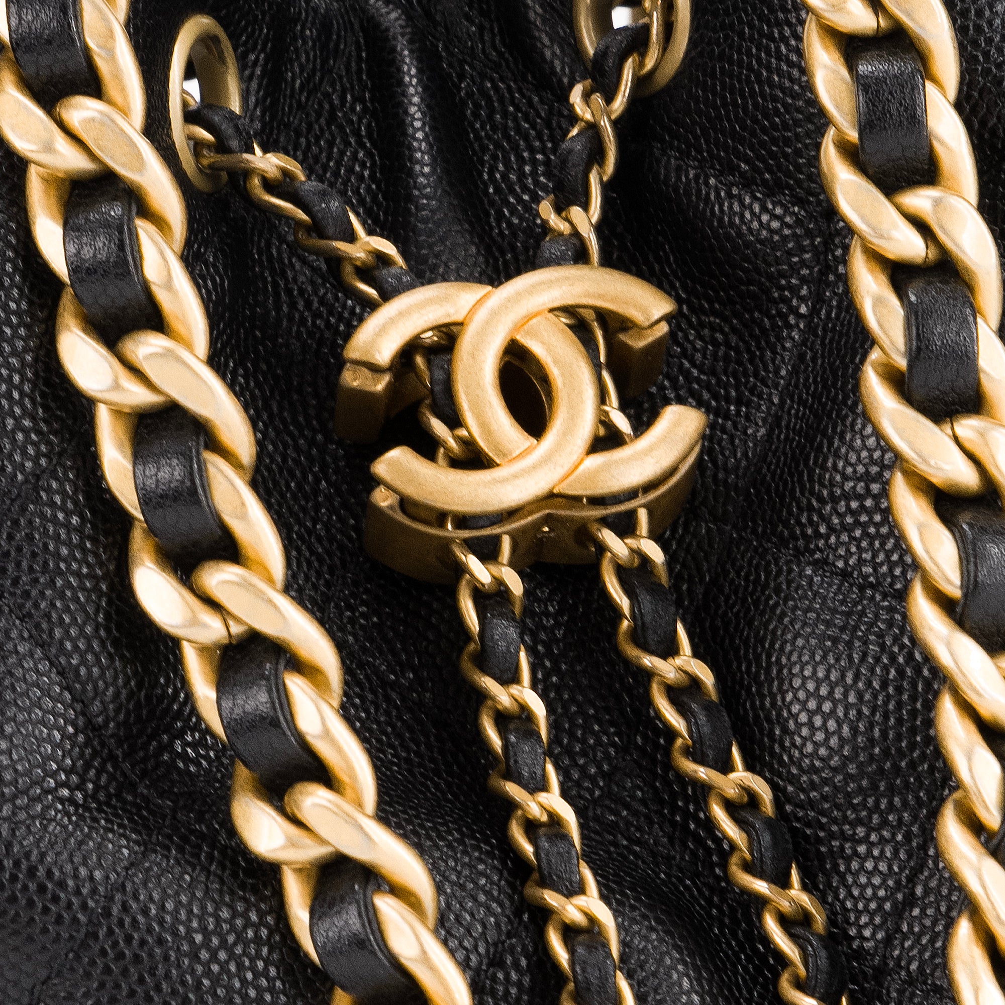 CHANEL - Sac à main 25 Chanel en cuir caviar noir