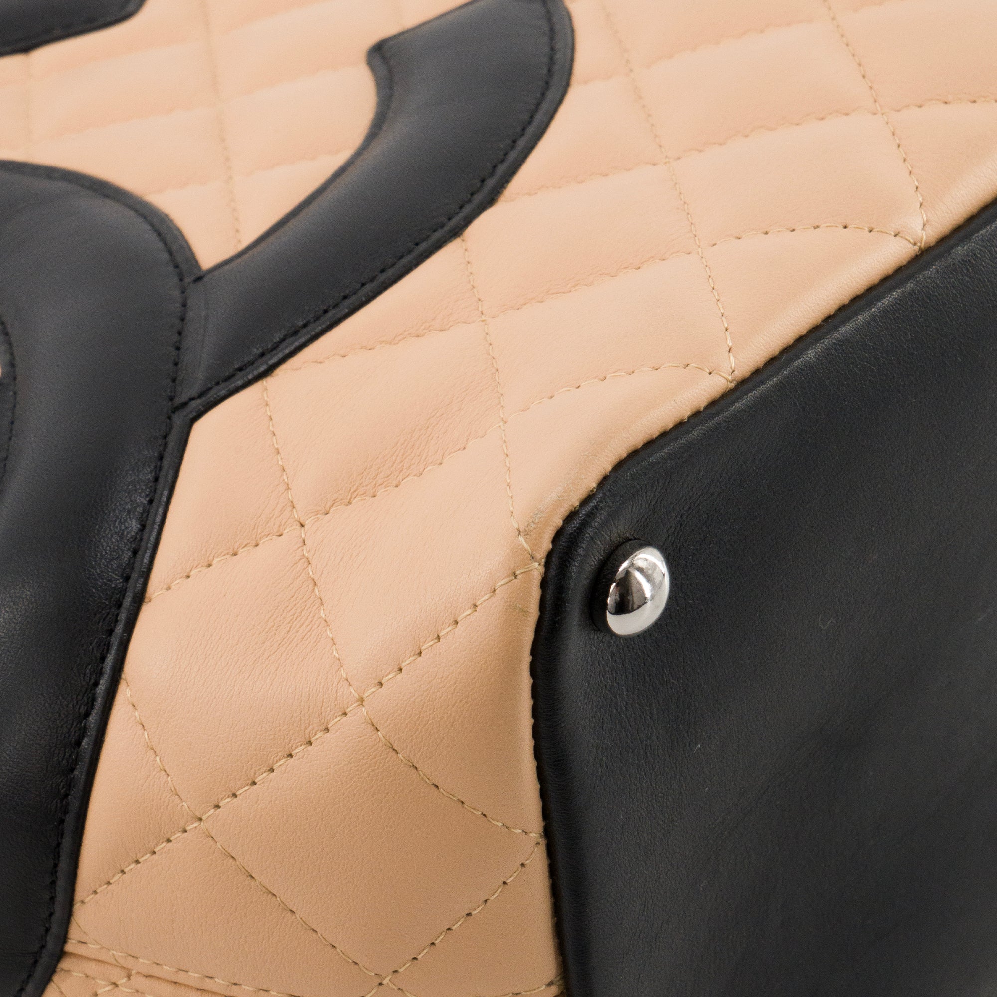CHANEL - Sac à main Cambon Chanel en cuir lisse beige et noir