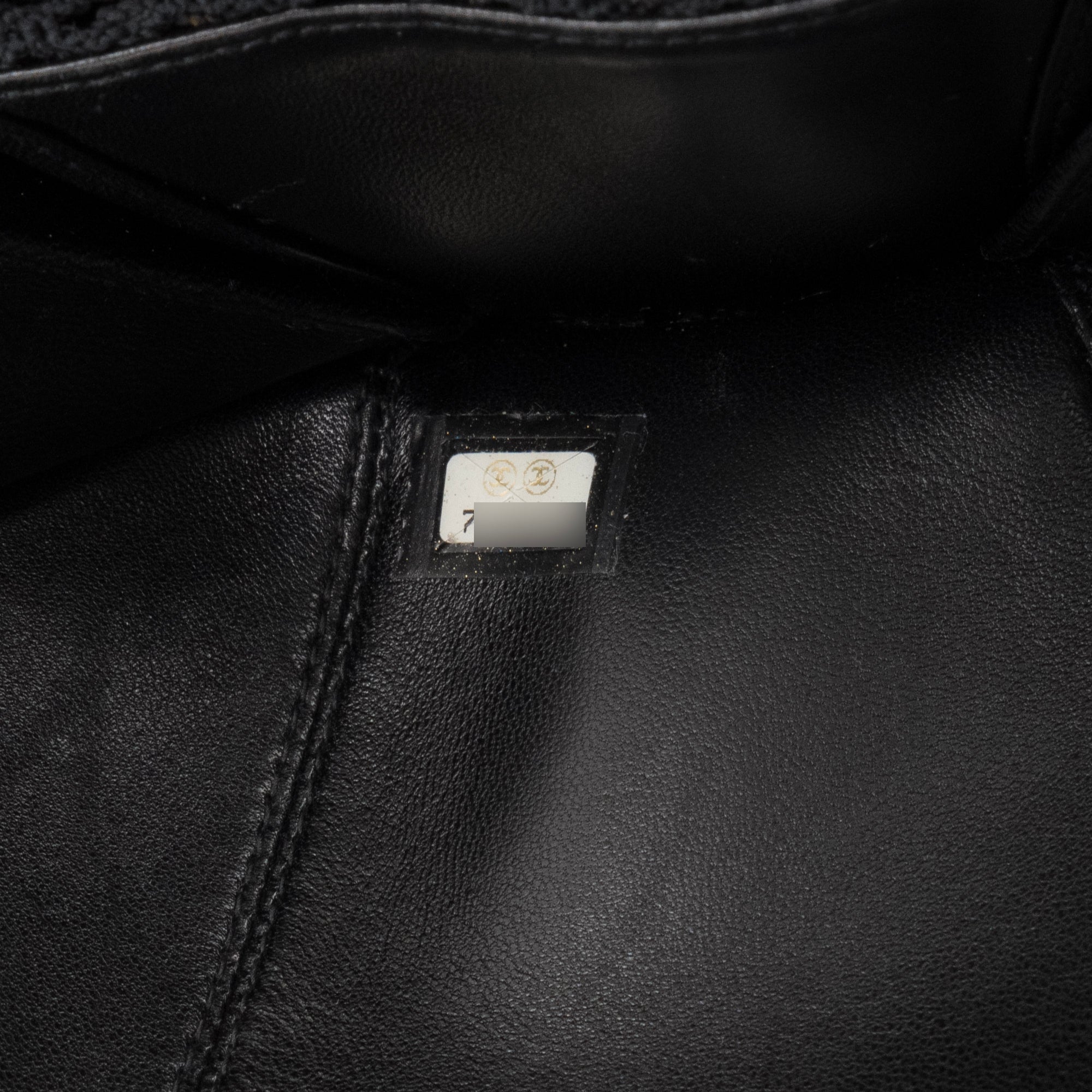 CHANEL - Sac à main Camélia Chanel en cuir et satin noir