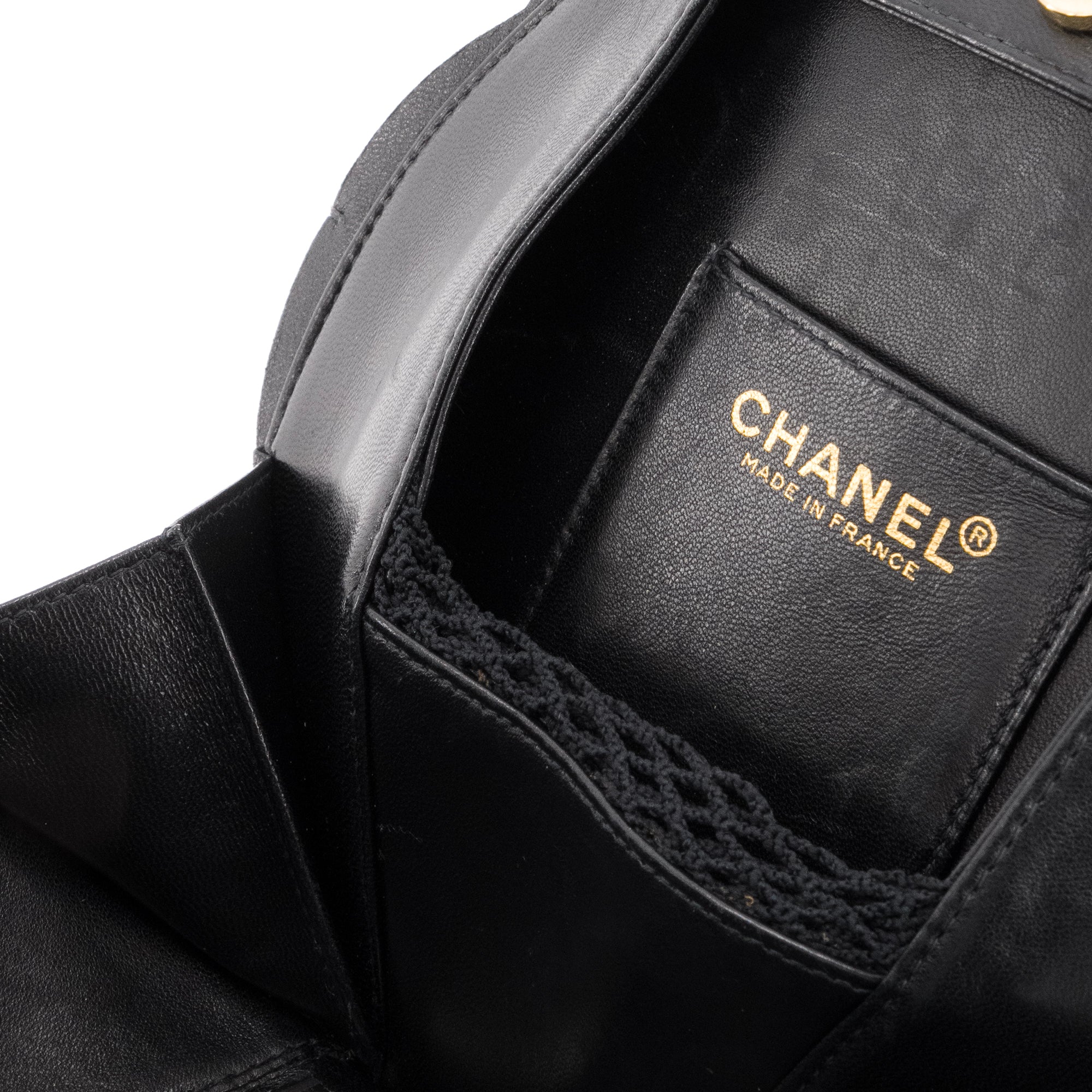 CHANEL - Sac à main Camélia Chanel en cuir et satin noir