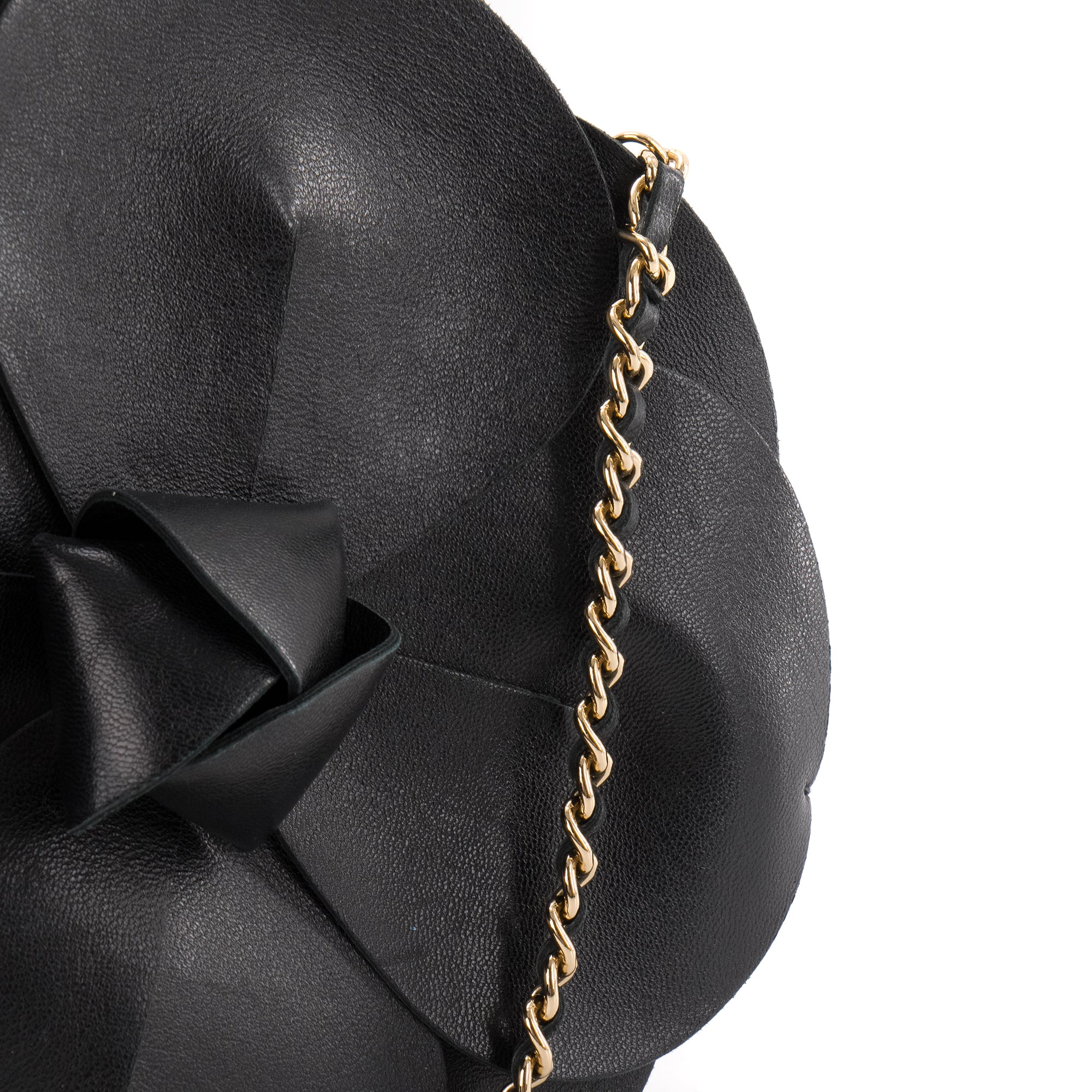 CHANEL - Sac à main Camélia Chanel en cuir et satin noir