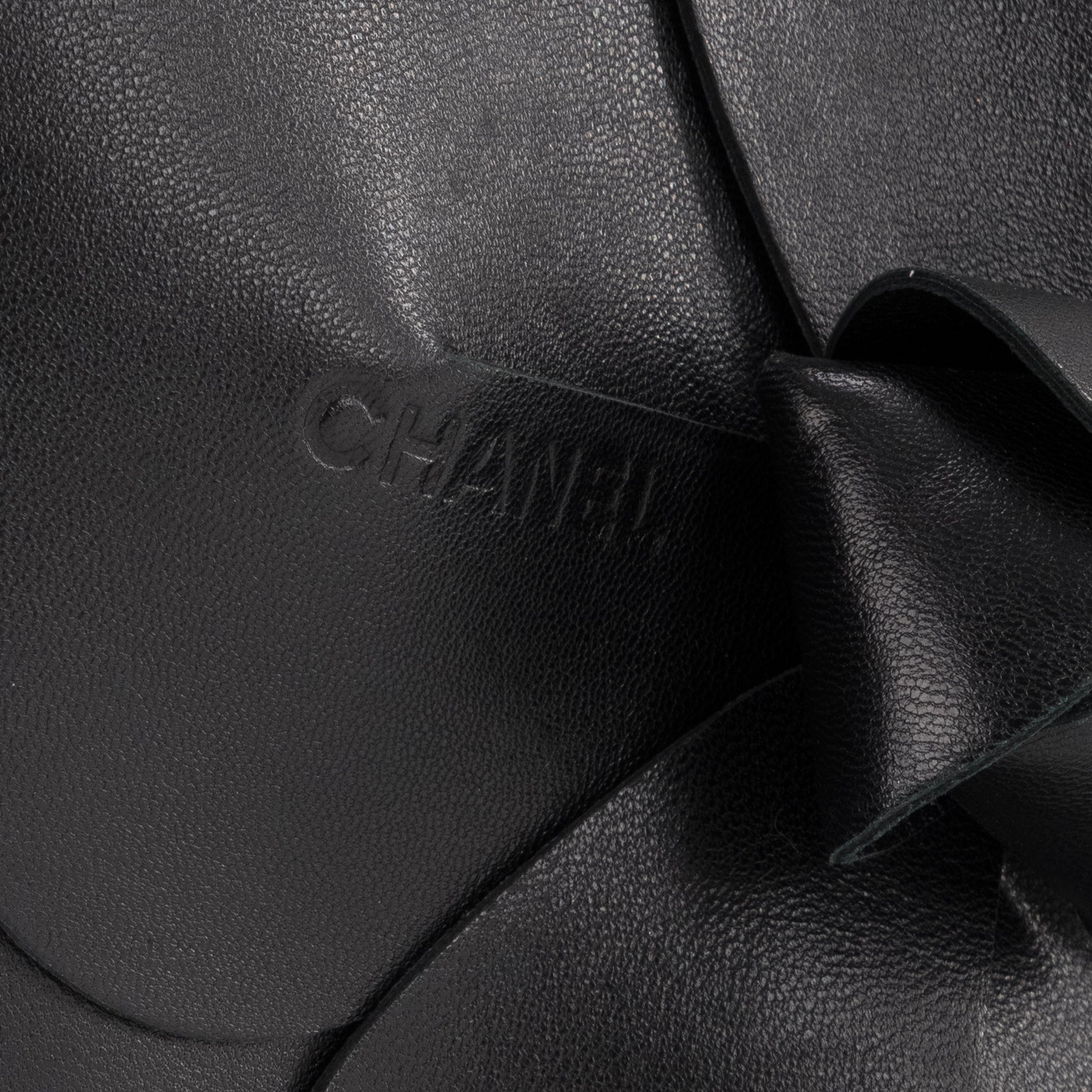 CHANEL - Sac à main Camélia Chanel en cuir et satin noir