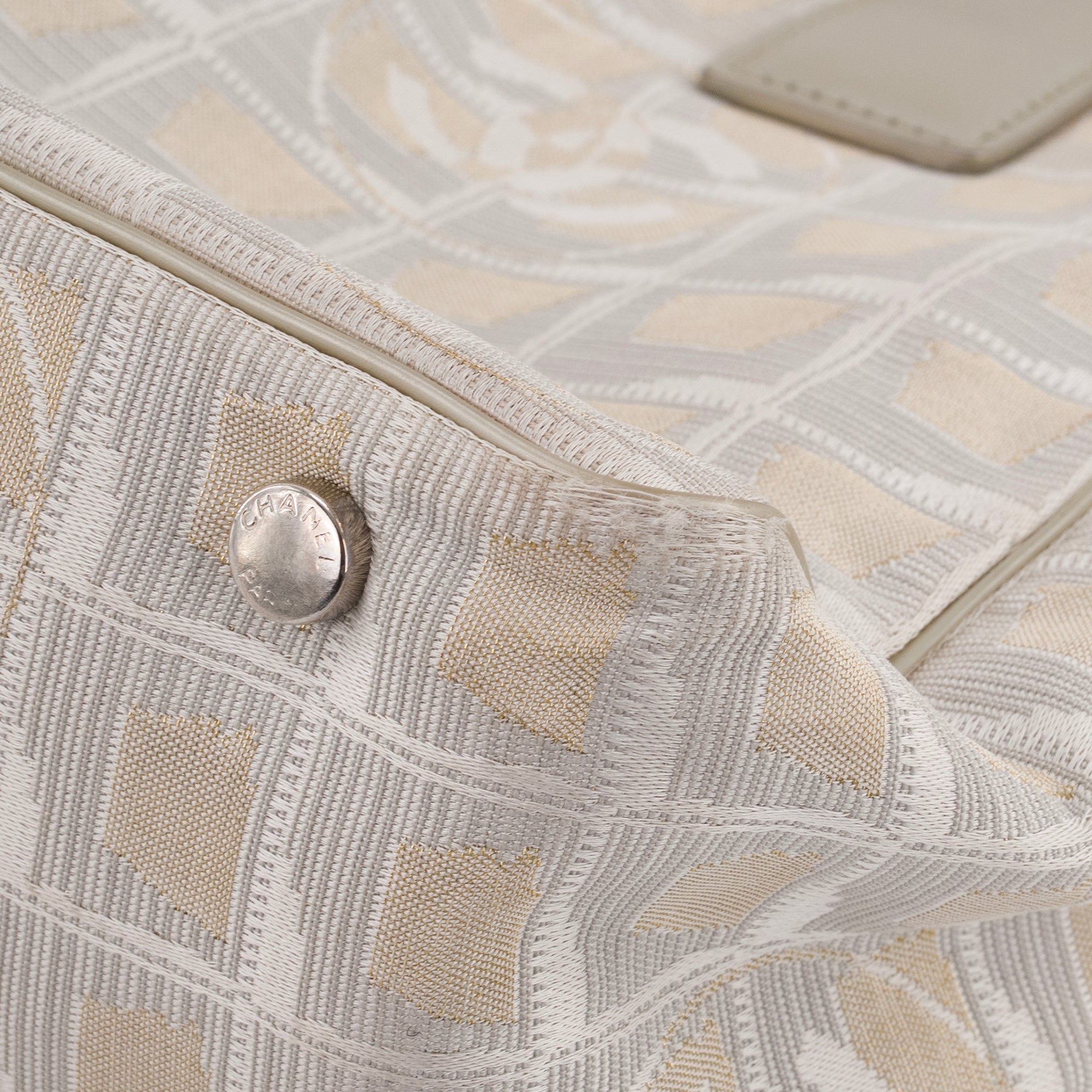 CHANEL - Sac cabas New Travel Line Chanel en toile blanche et dorée