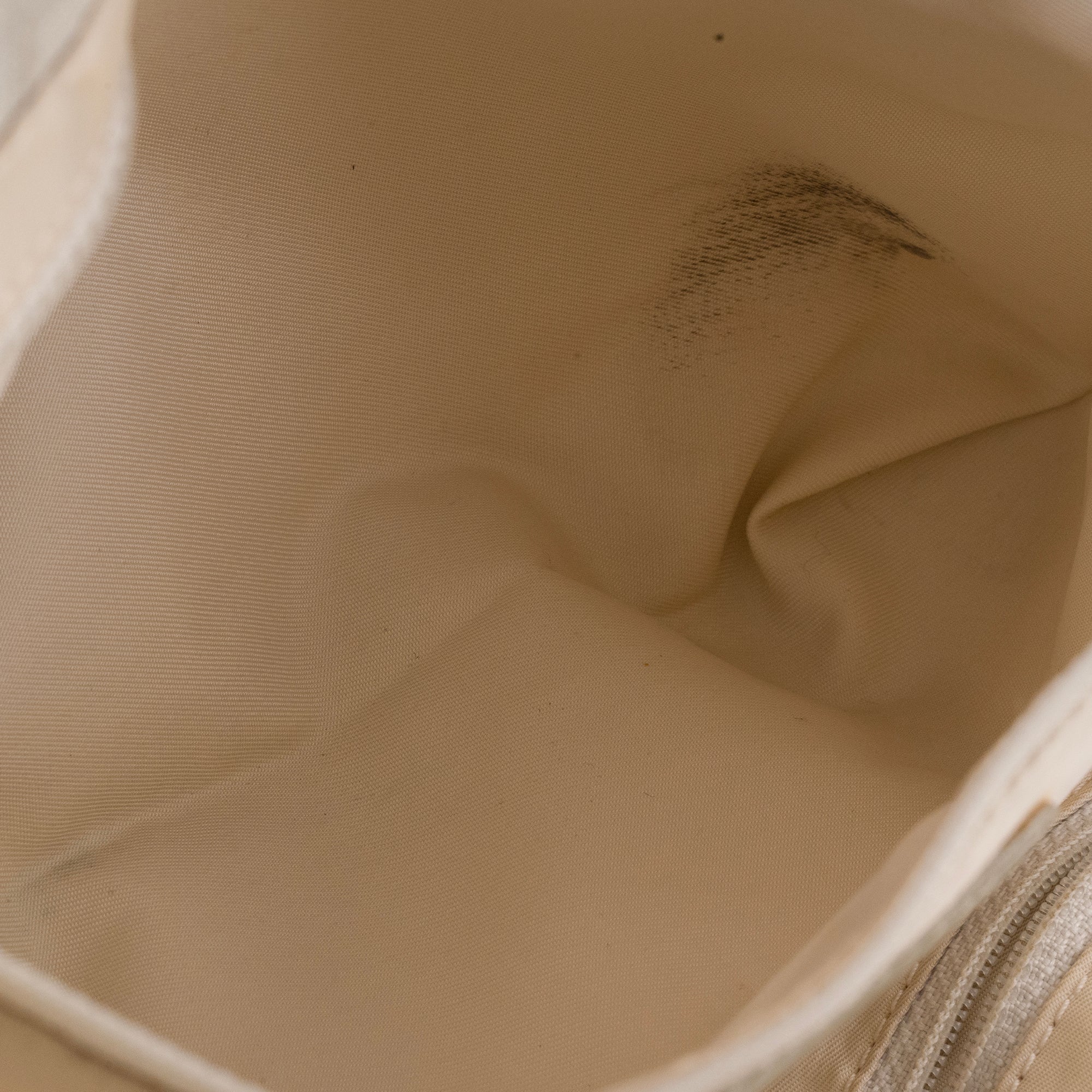 CHANEL - Sac cabas New Travel Line Chanel en toile blanche et dorée