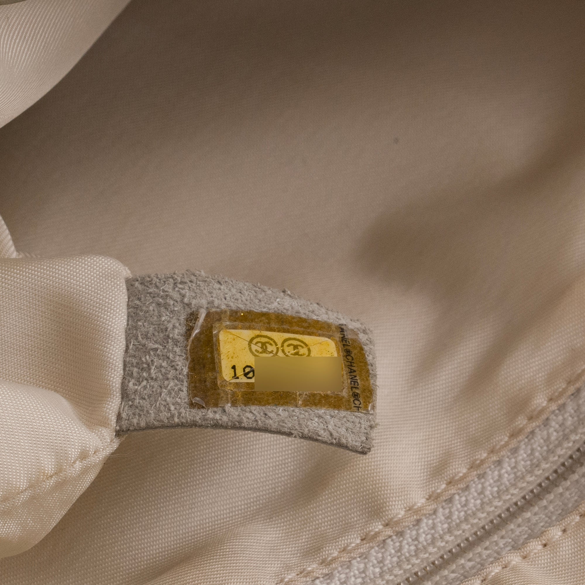 CHANEL - Sac cabas New Travel Line Chanel en toile blanche et dorée