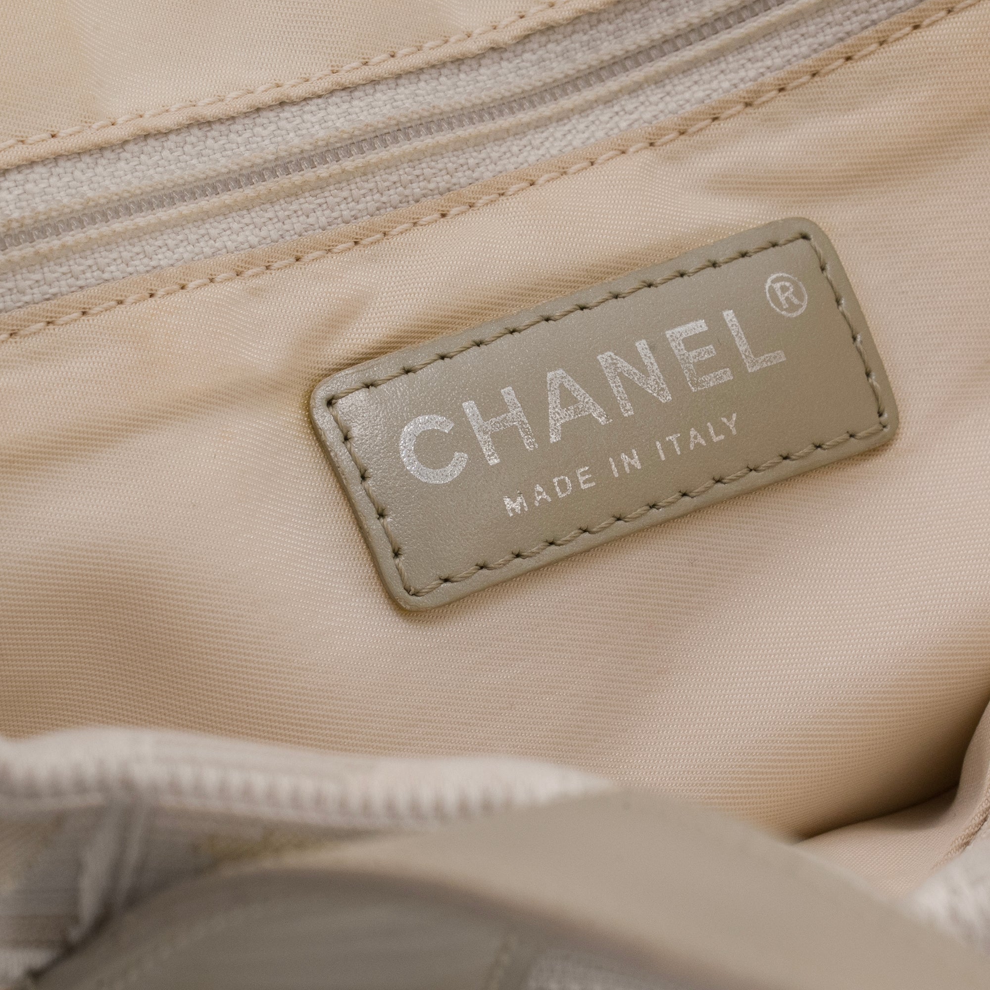 CHANEL - Sac cabas New Travel Line Chanel en toile blanche et dorée