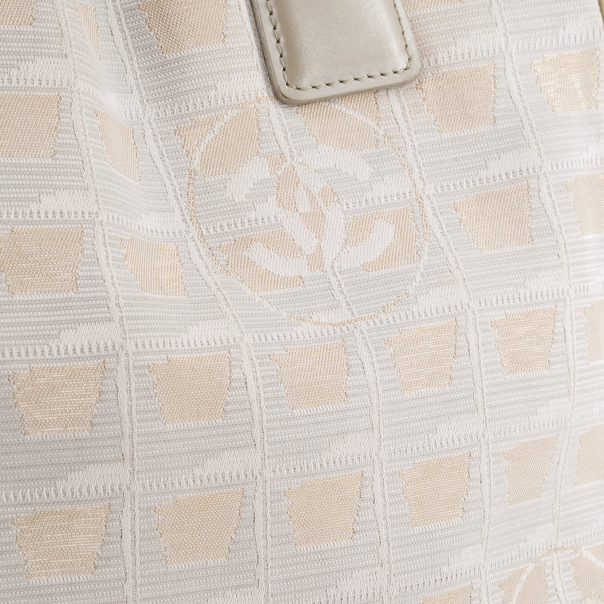 CHANEL - Sac cabas New Travel Line Chanel en toile blanche et dorée