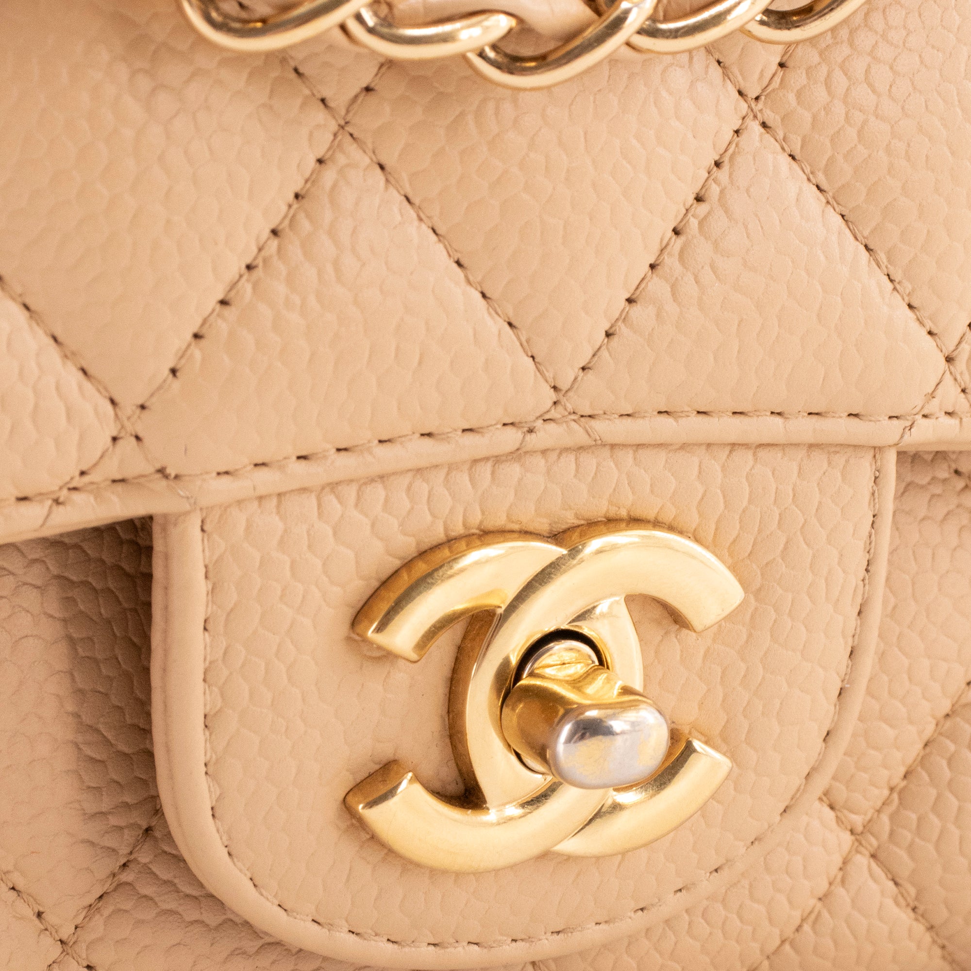 CHANEL - Sac à main Classique/Timeless 11.12 Chanel en cuir caviar beige