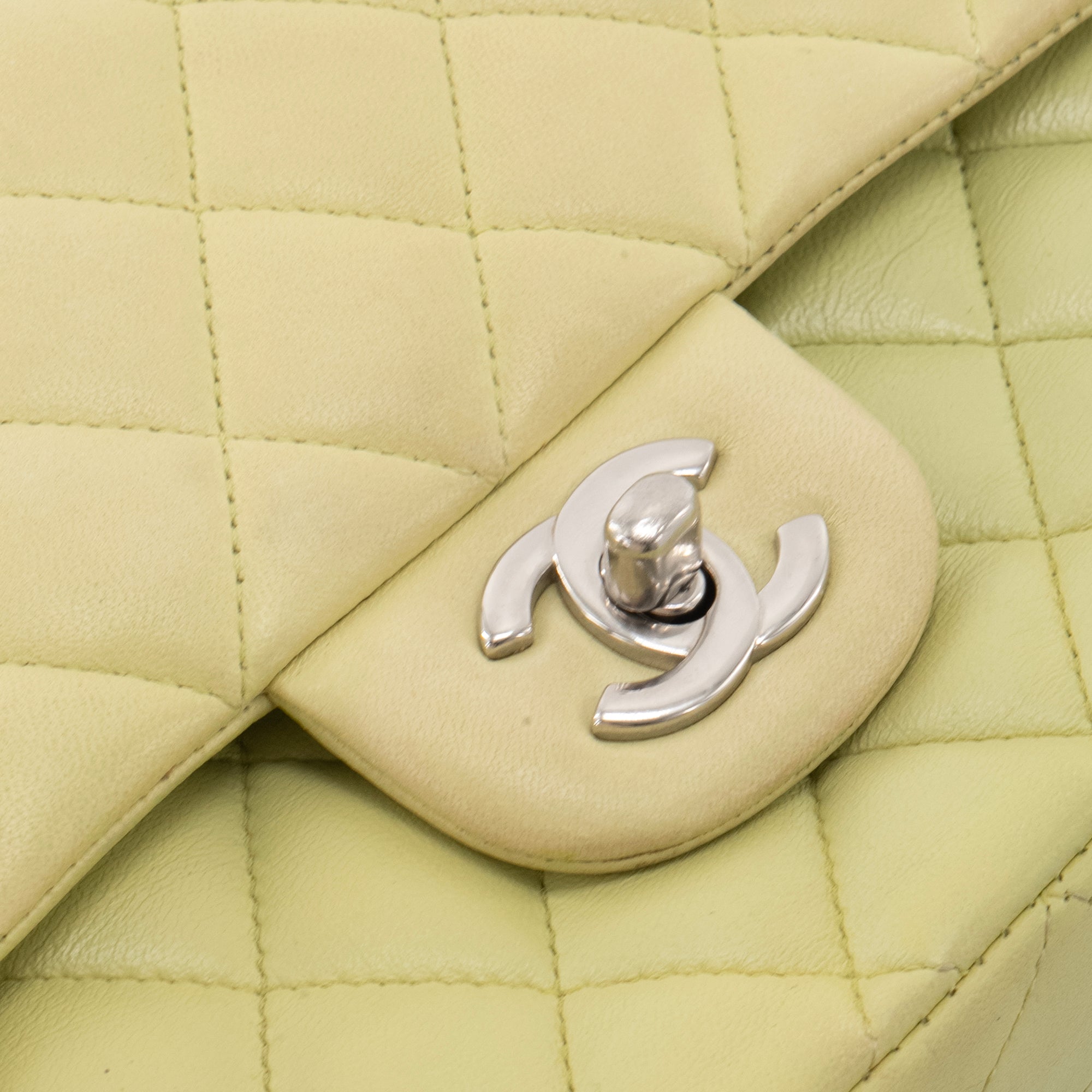 CHANEL - Sac à main Classique/Timeless 11.12 Chanel en cuir d'agneau vert