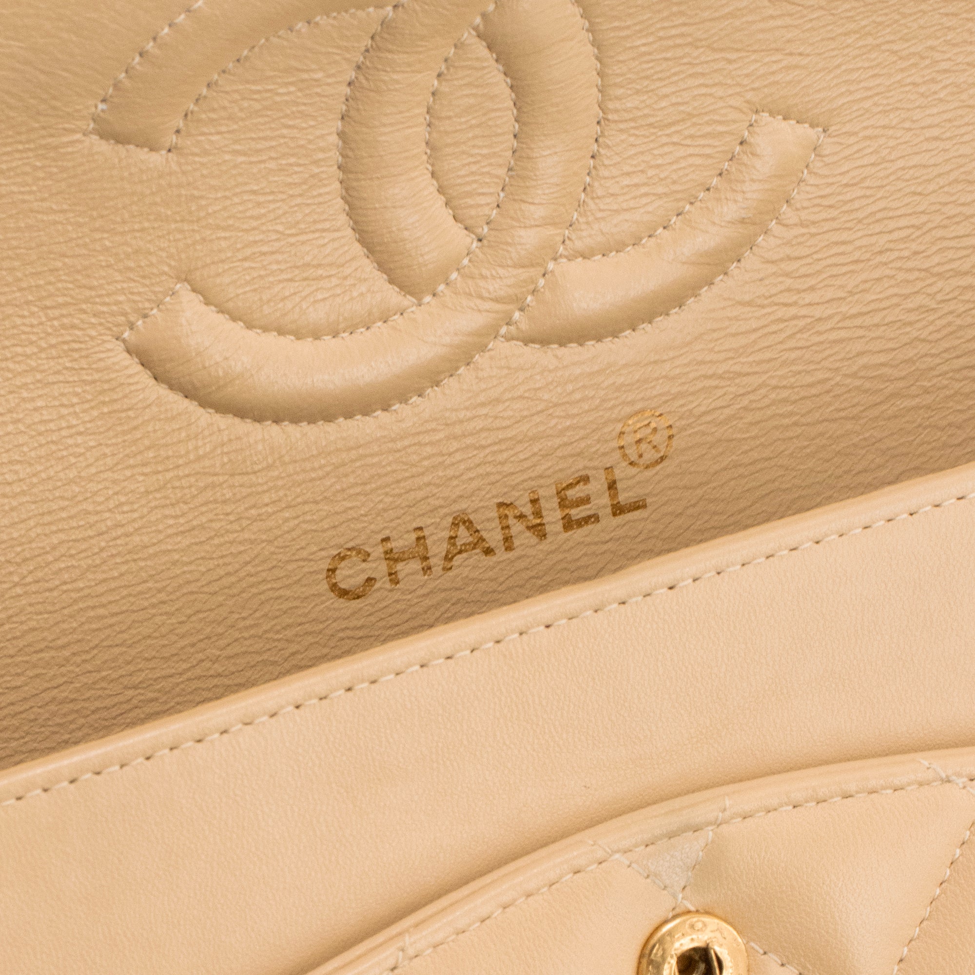 CHANEL - Sac à main Classique/Timeless 11.12 Chanel en cuir lisse beige vintage