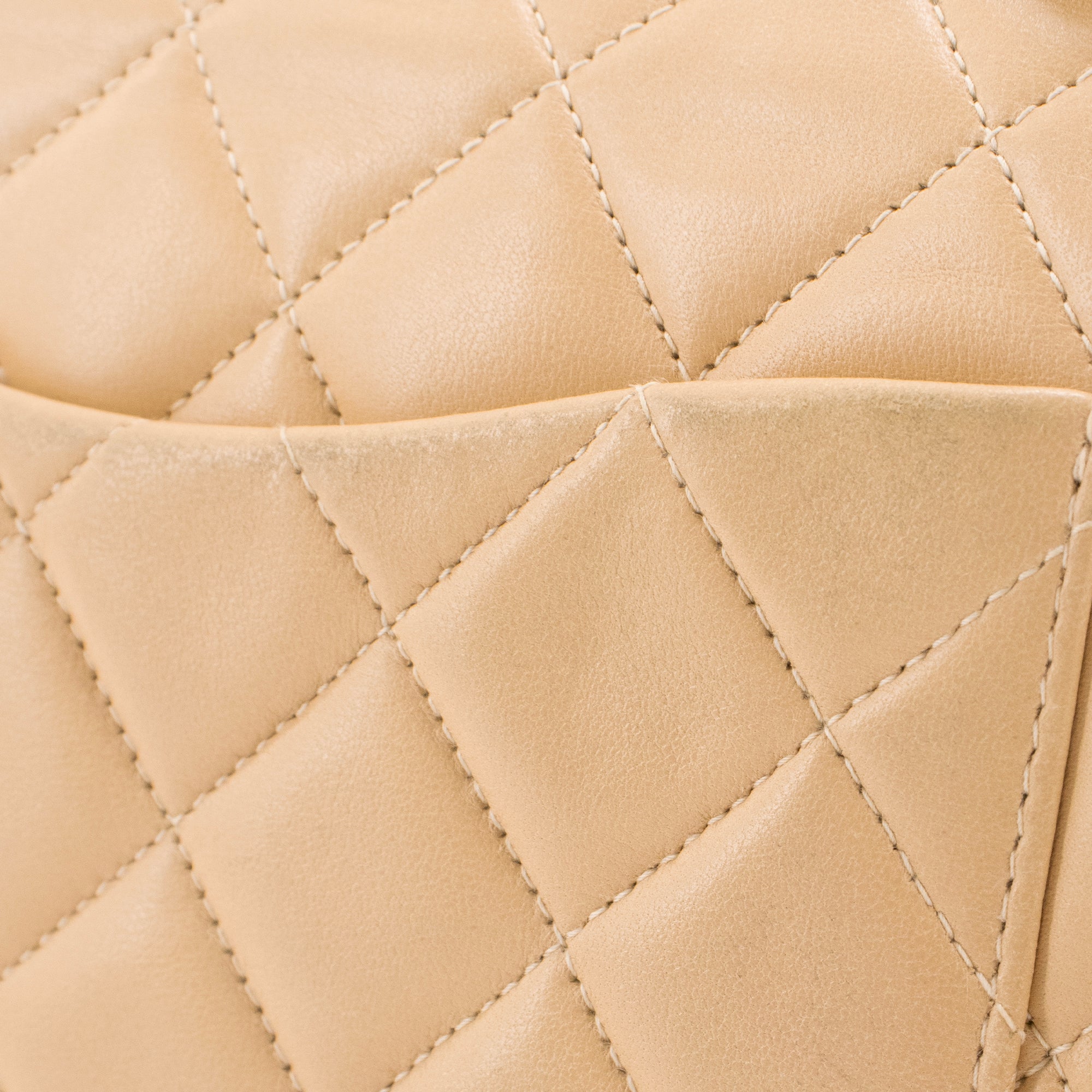 CHANEL - Sac à main Classique/Timeless 11.12 Chanel en cuir lisse beige vintage