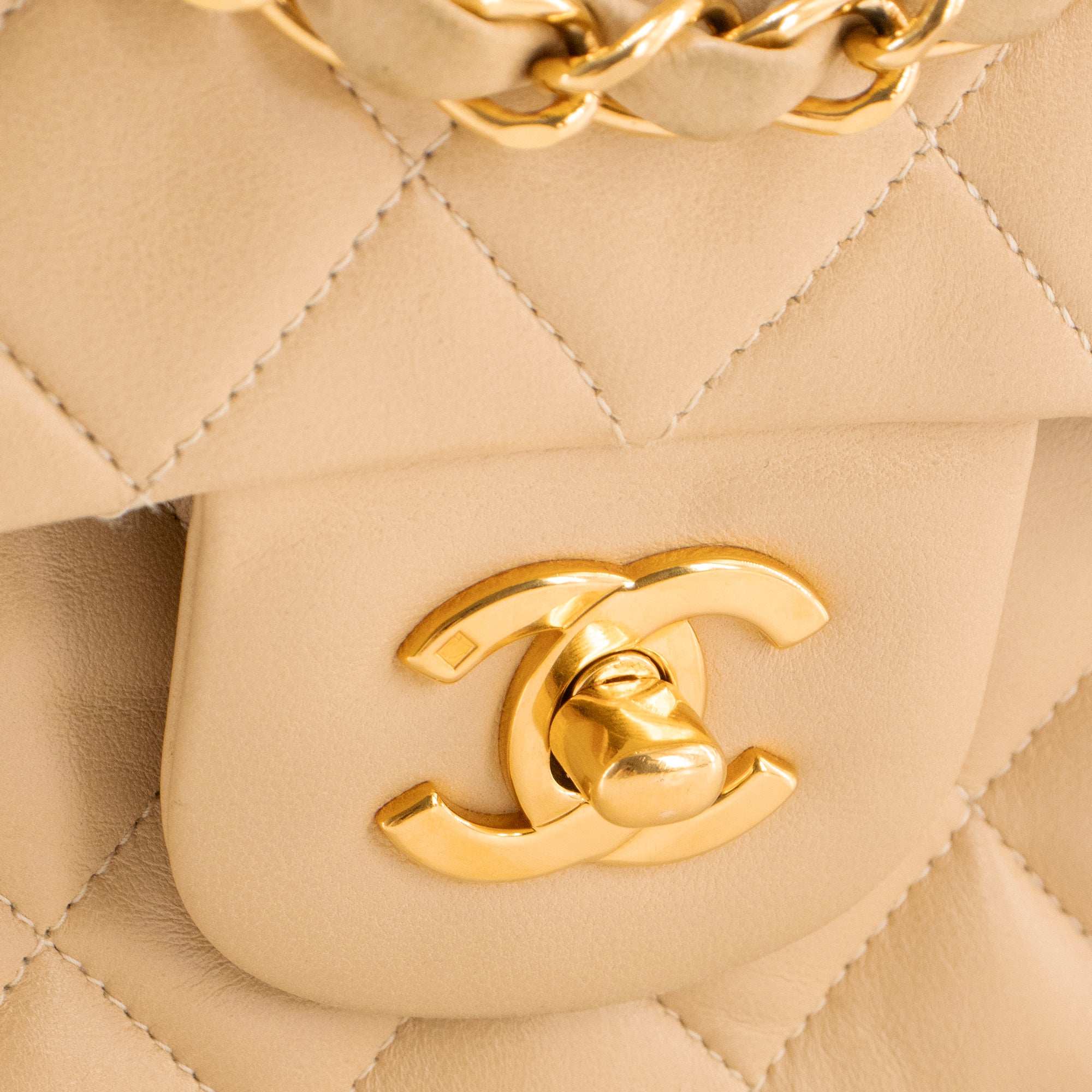 CHANEL - Sac à main Classique/Timeless 11.12 Chanel en cuir lisse beige vintage