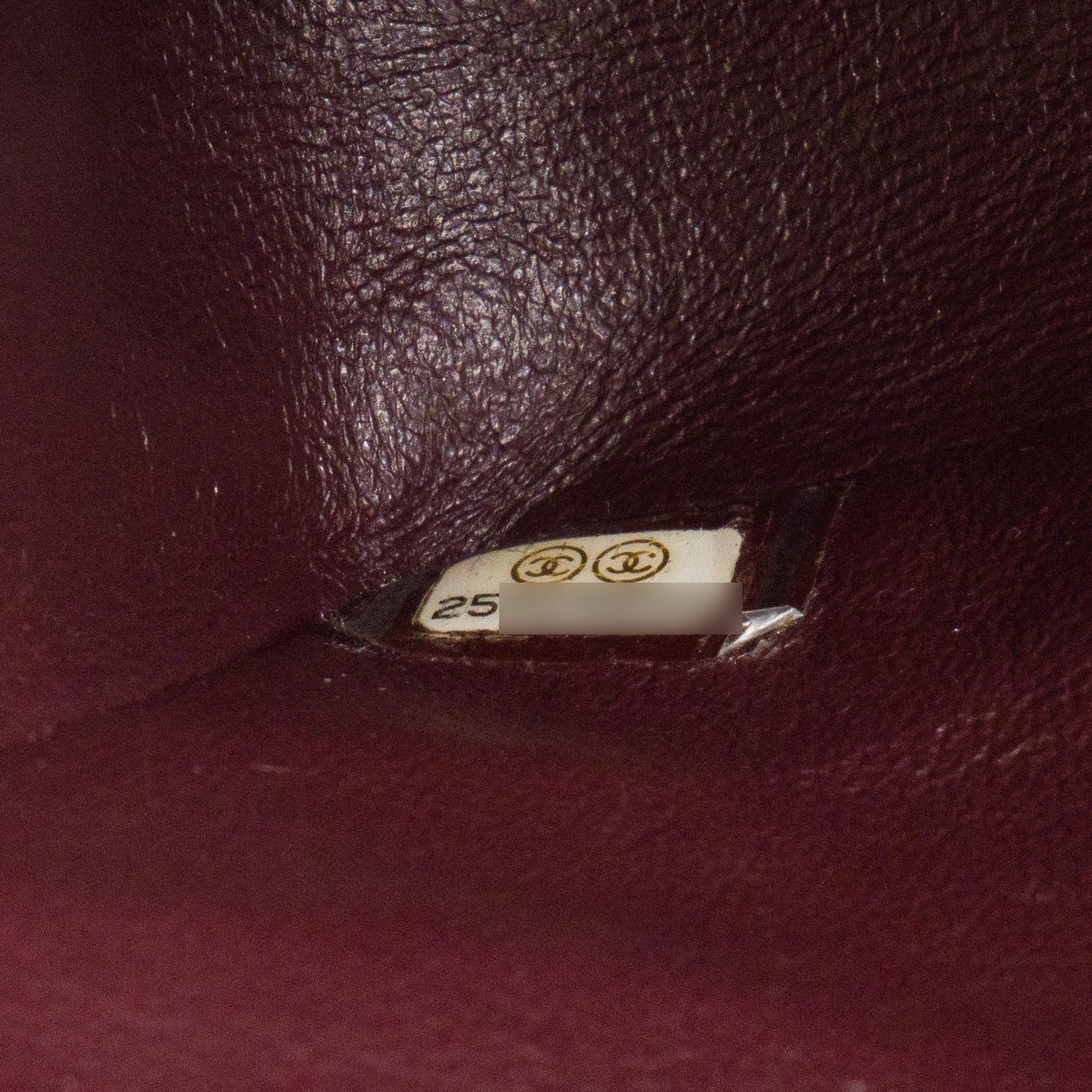 CHANEL - Sac à main Classique/Timeless 11.12 Chanel en cuir lisse chevron noir