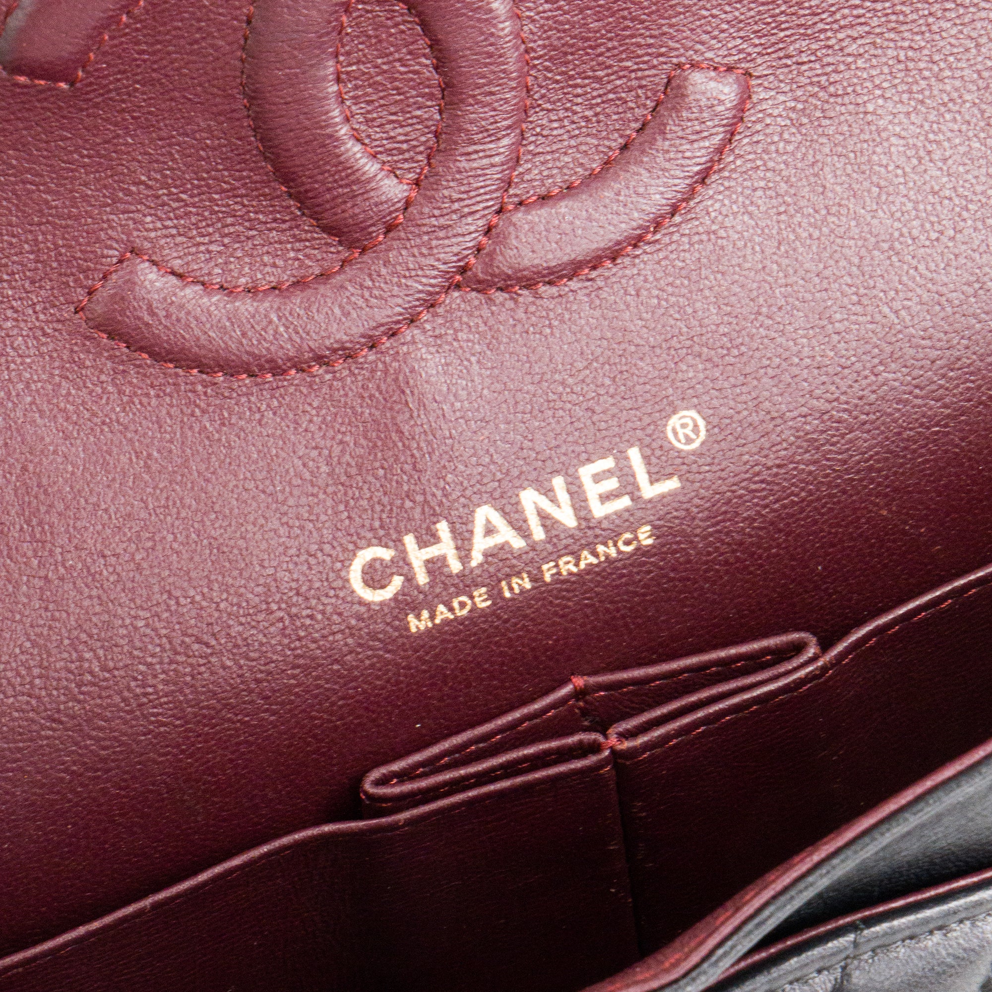 CHANEL - Sac à main Classique/Timeless 11.12 Chanel en cuir lisse chevron noir