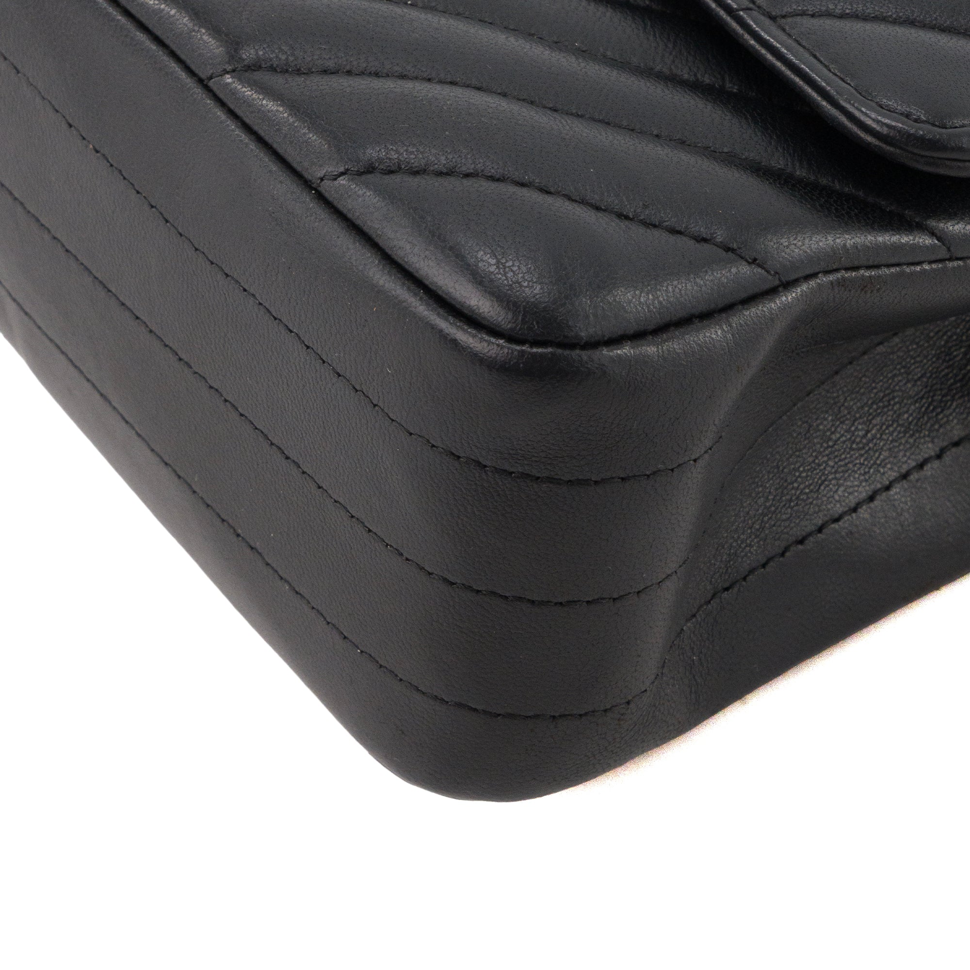 CHANEL - Sac à main Classique/Timeless 11.12 Chanel en cuir lisse chevron noir